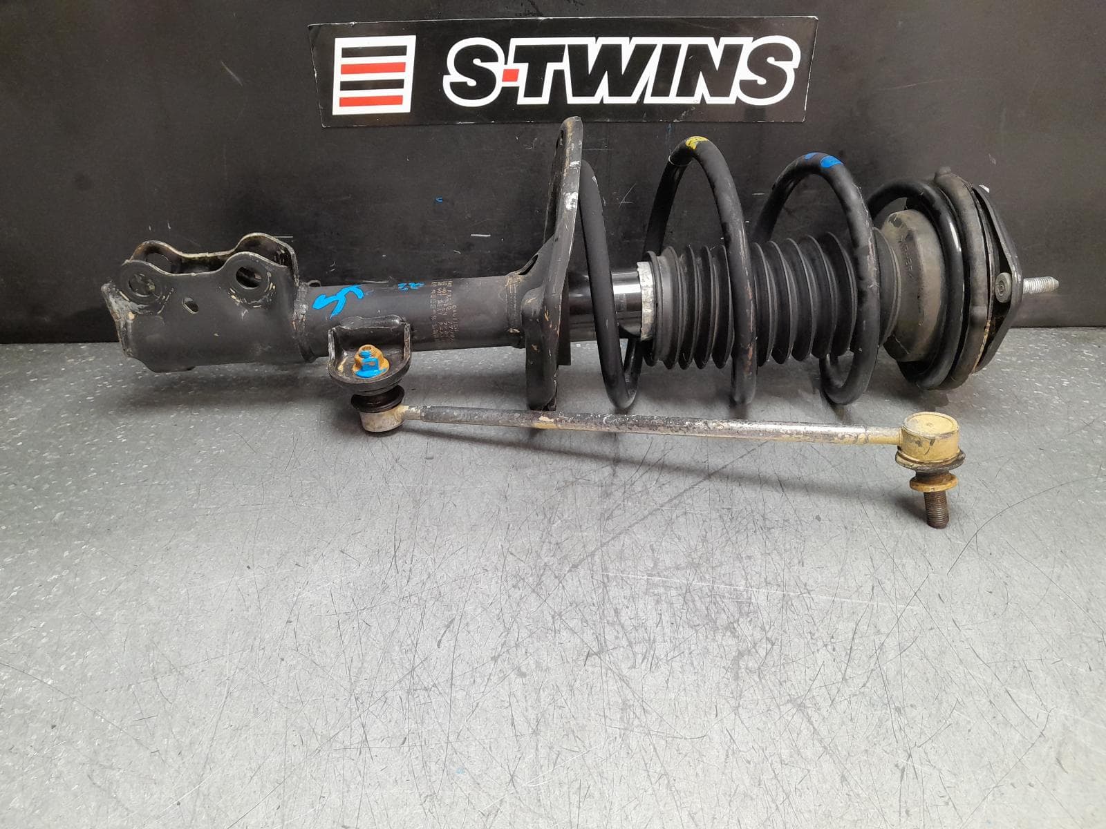Used auto part listing image: 2014 TOYOTA RAV4 LEFT FRONT STRUT ALA49R, DIESEL, 10/14-12/18 0000376500