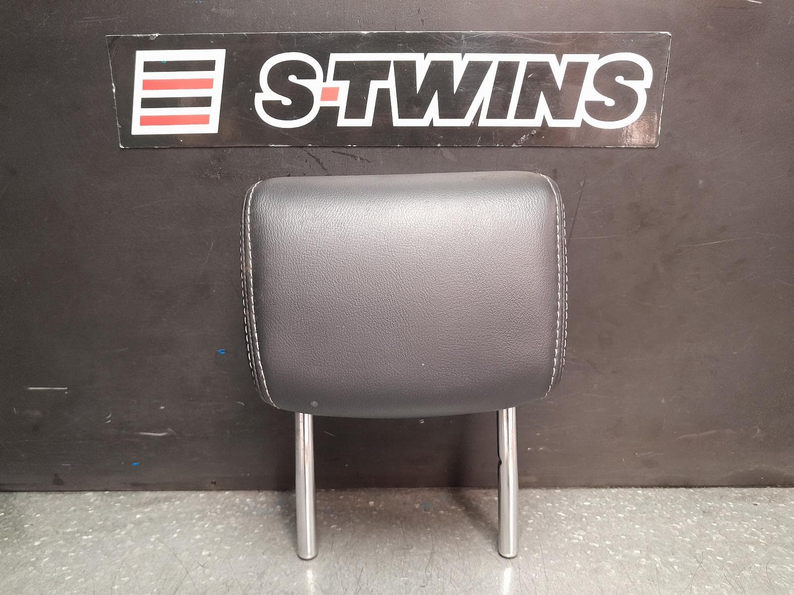 Used auto part listing image: 2014 TOYOTA RAV4 HEADREST RH REAR, XA40, LEATHER, BLACK, 12/12-12/18 0000376507
