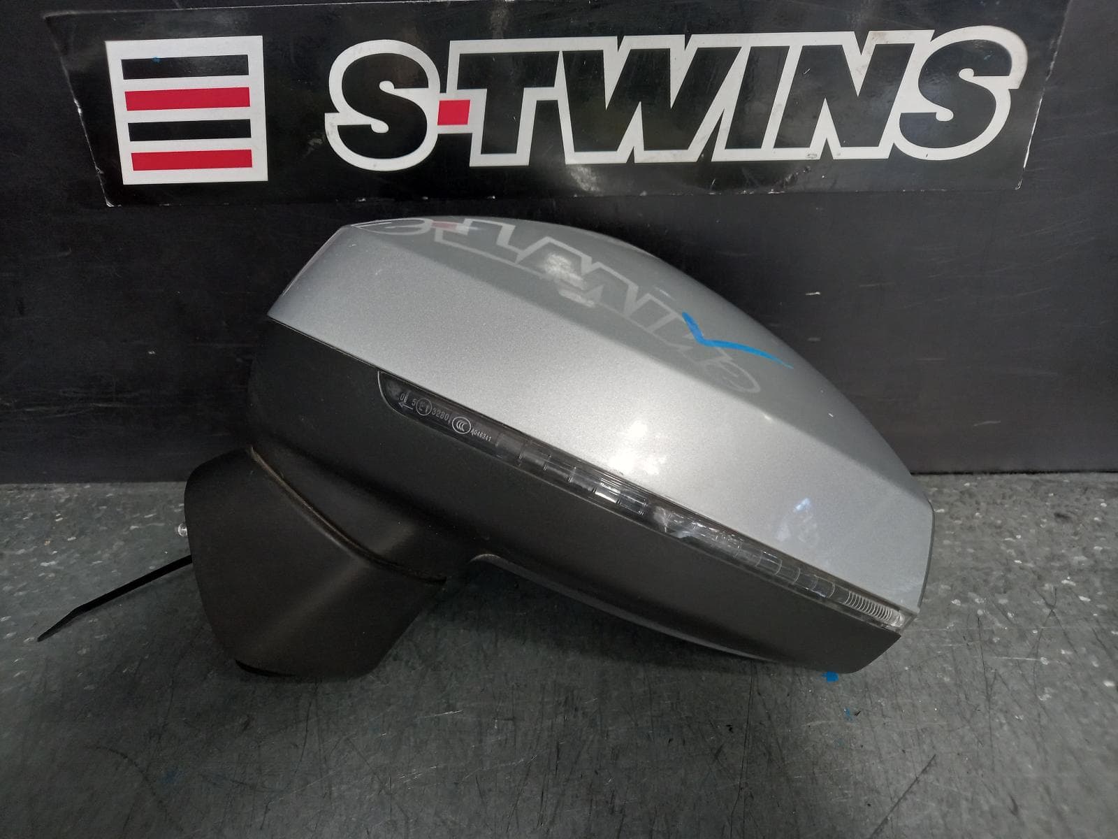 Used auto part listing image: 2014 AUDI A3 LEFT DOOR MIRROR 8V, A3, HATCH, MANUAL FOLD, NON LANE CHANGE ASSIST TYPE (6XC/7Y0), 03/13-10/20 0000374434