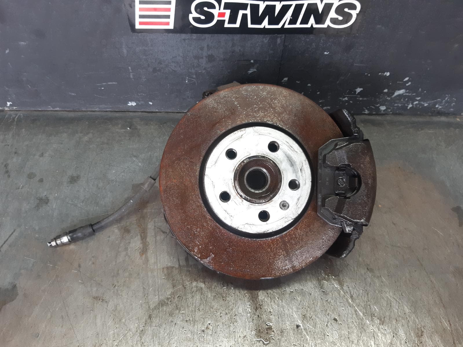 Used auto part listing image: 2021 VOLKSWAGEN T-CROSS RIGHT FRONT HUB ASSEMBLY C1, 01/20- 0000376926