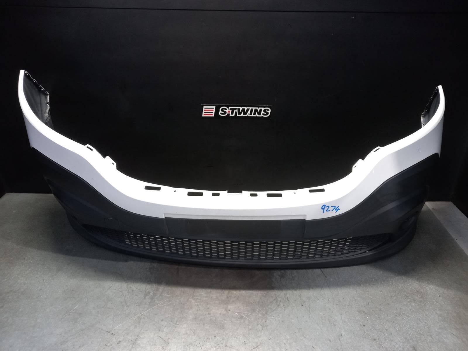 Used auto part listing image: 2017 RENAULT TRAFIC FRONT BUMPER X82, BUMPER BAR, BLACK, 01/15-12/21 0000373670
