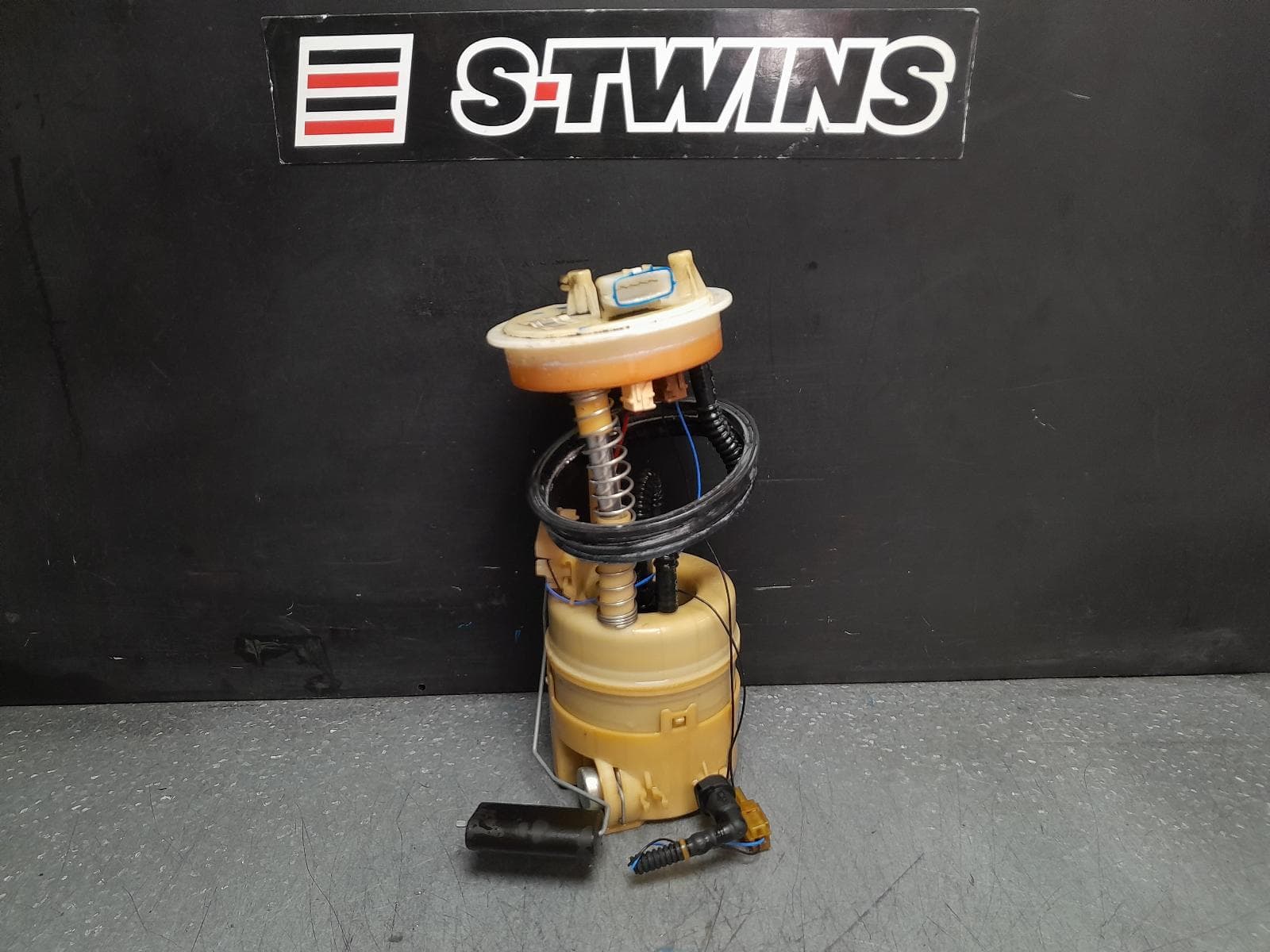Used auto part listing image: 2012 RENAULT KALEOS FUEL PUMP H45 11/11-08/13 0000378408