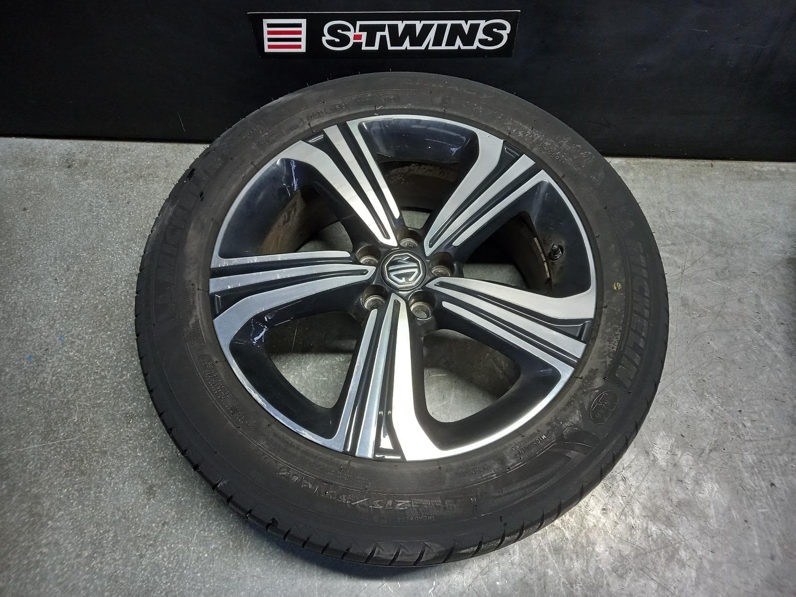 Used auto part listing image: 2021 MG ZS WHEEL MAG FACTORY, 17X6.5IN, 5 SPOKE, SILVER/BLACK, AZS1, 09/17- 0000348649