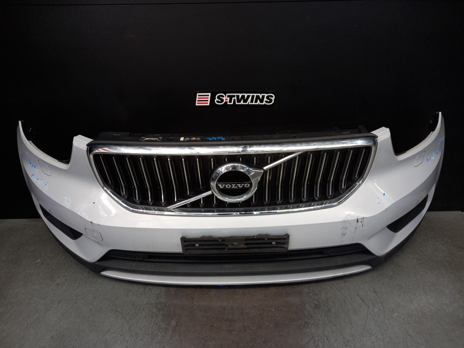Used auto part listing image: 2018 VOLVO XC40 FRONT BUMPER BUMPER BAR, W/ PARK SENSOR TYPE, MOMENTUM/INSCRIPTION, 02/18-05/22 0000373022