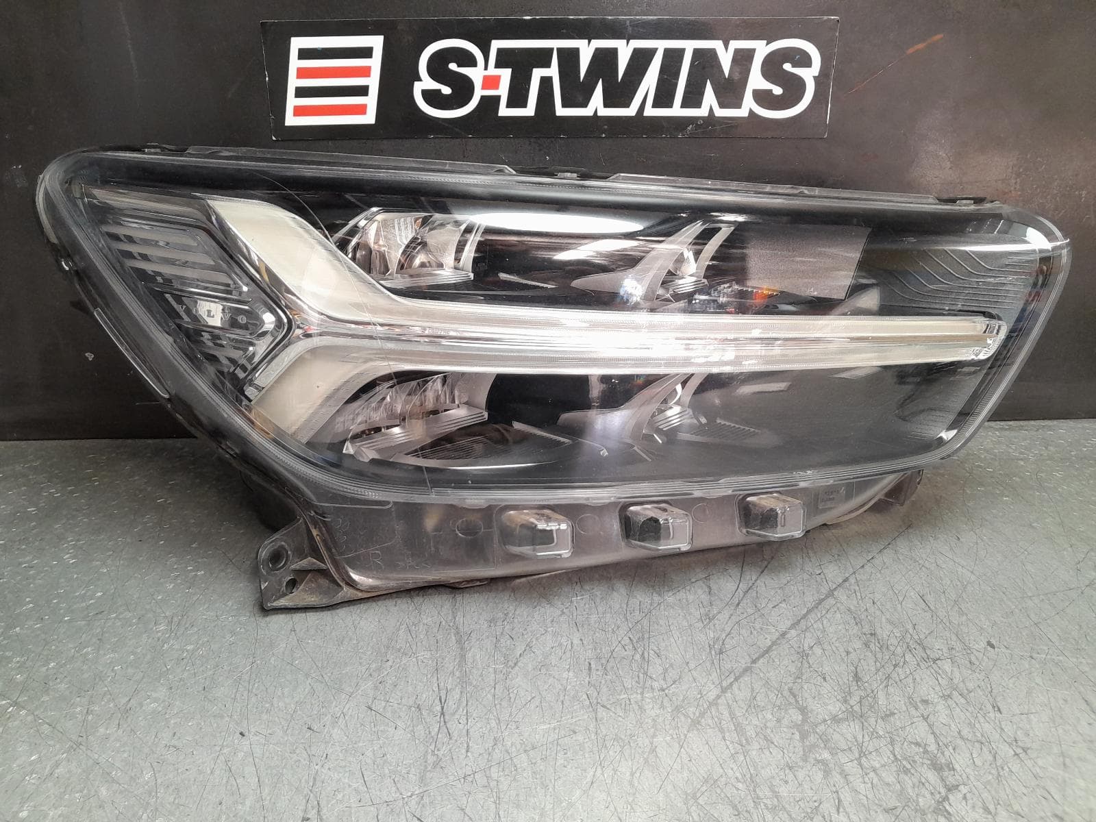 Used auto part listing image: 2018 VOLVO XC40 RIGHT HEADLAMP W/ LED, ADAPTIVE TYPE, 02/18-05/22 0000373000