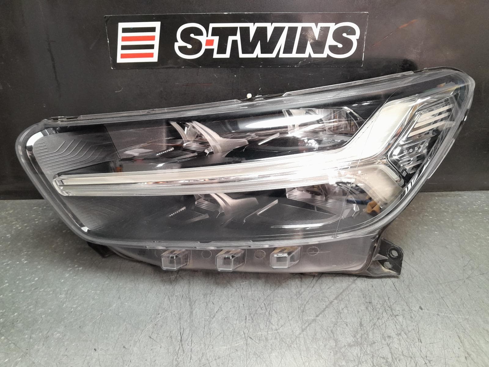 Used auto part listing image: 2018 VOLVO XC40 LEFT HEADLAMP W/ LED, ADAPTIVE TYPE, 02/18-05/22 0000372999