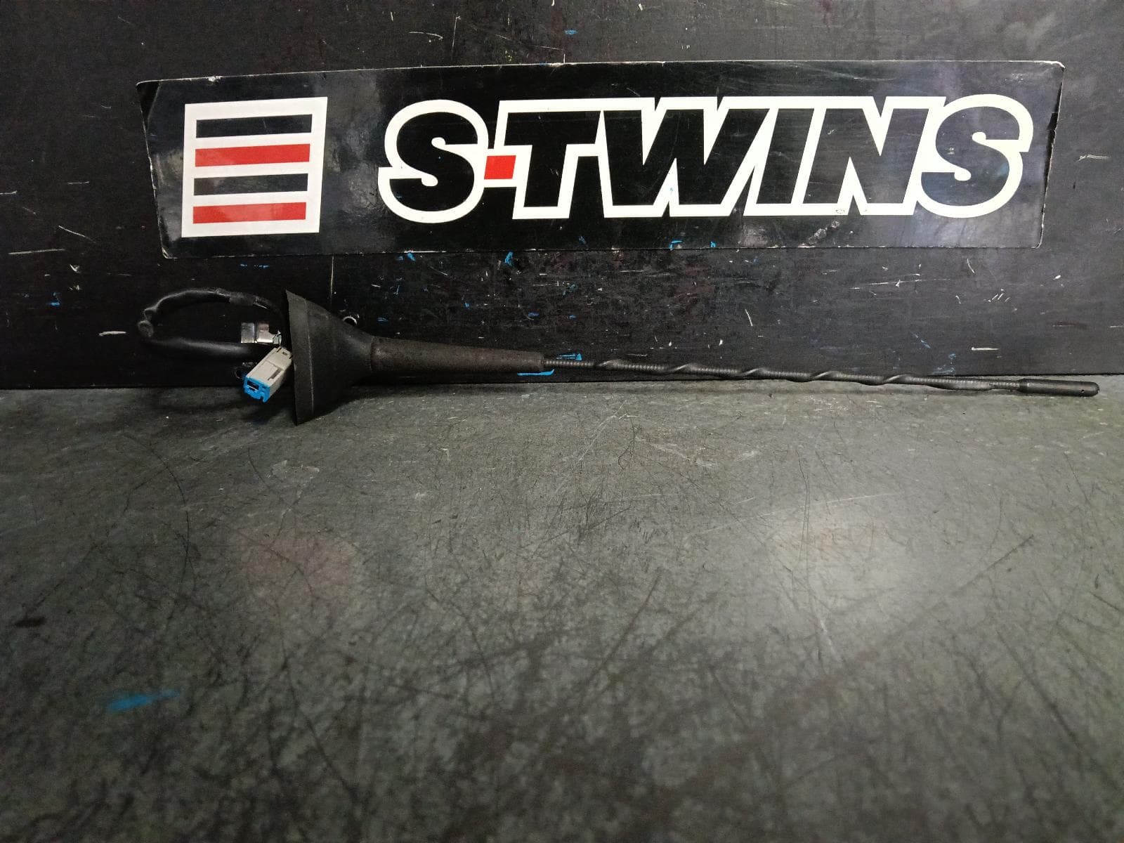 Used auto part listing image: 2018 NISSAN NAVARA ANTENNA NP300, FACTORY, REAR ROOF MOUNTED, SAT NAV TYPE (2 PLUG), 04/15- 0000395133