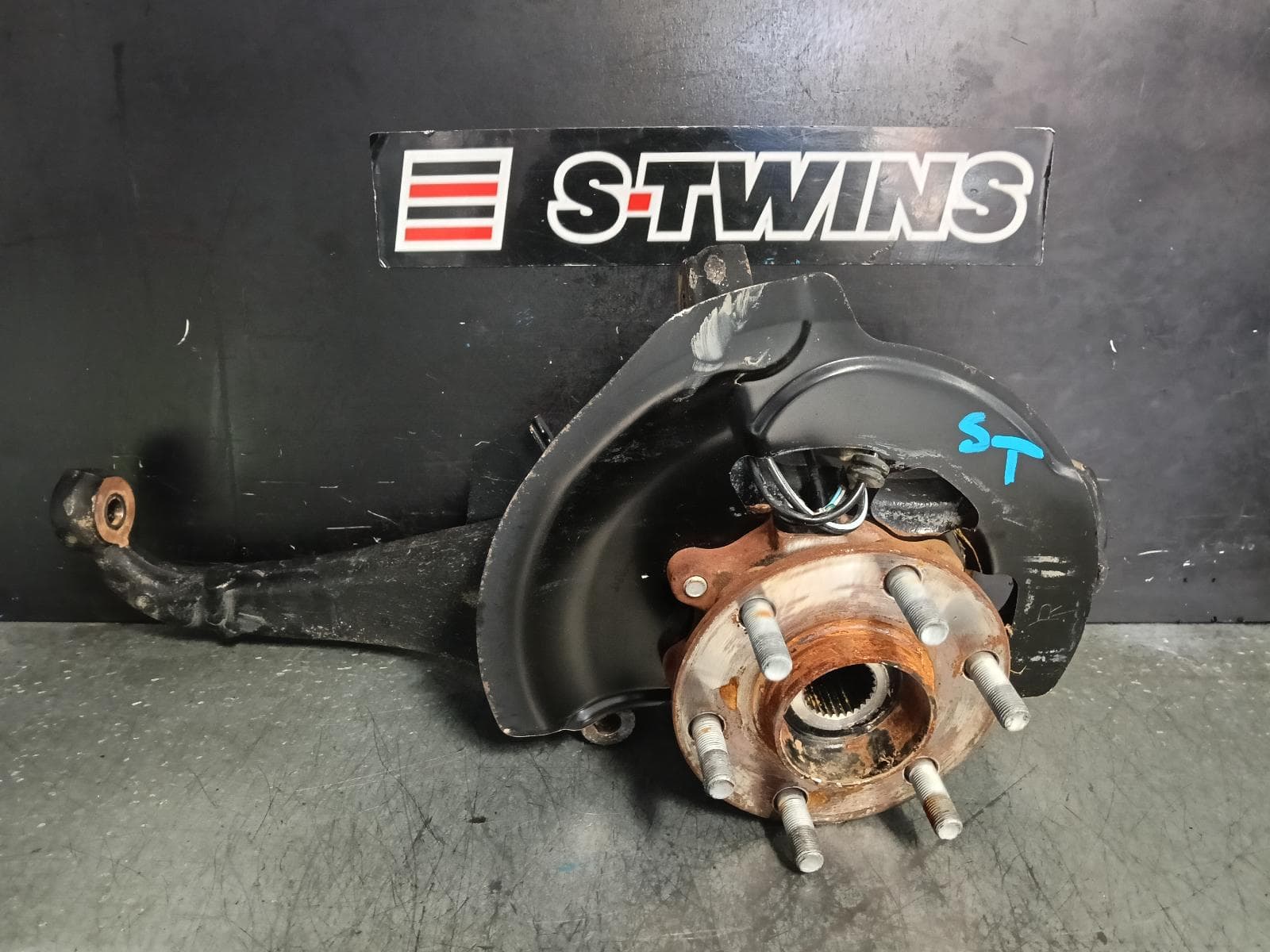 Used auto part listing image: 2018 NISSAN NAVARA RIGHT FRONT HUB ASSEMBLY NP300, LATE TYPE, 4WD, 02/18- 0000395135