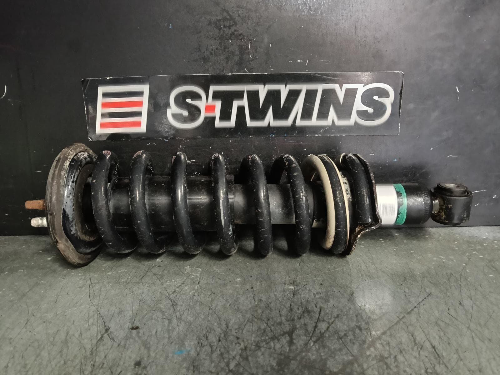 Used auto part listing image: 2018 NISSAN NAVARA RIGHT FRONT STRUT NP300, 2WD/4WD, DUAL CAB, COIL SUSP TYPE, 04/15- 0000395136