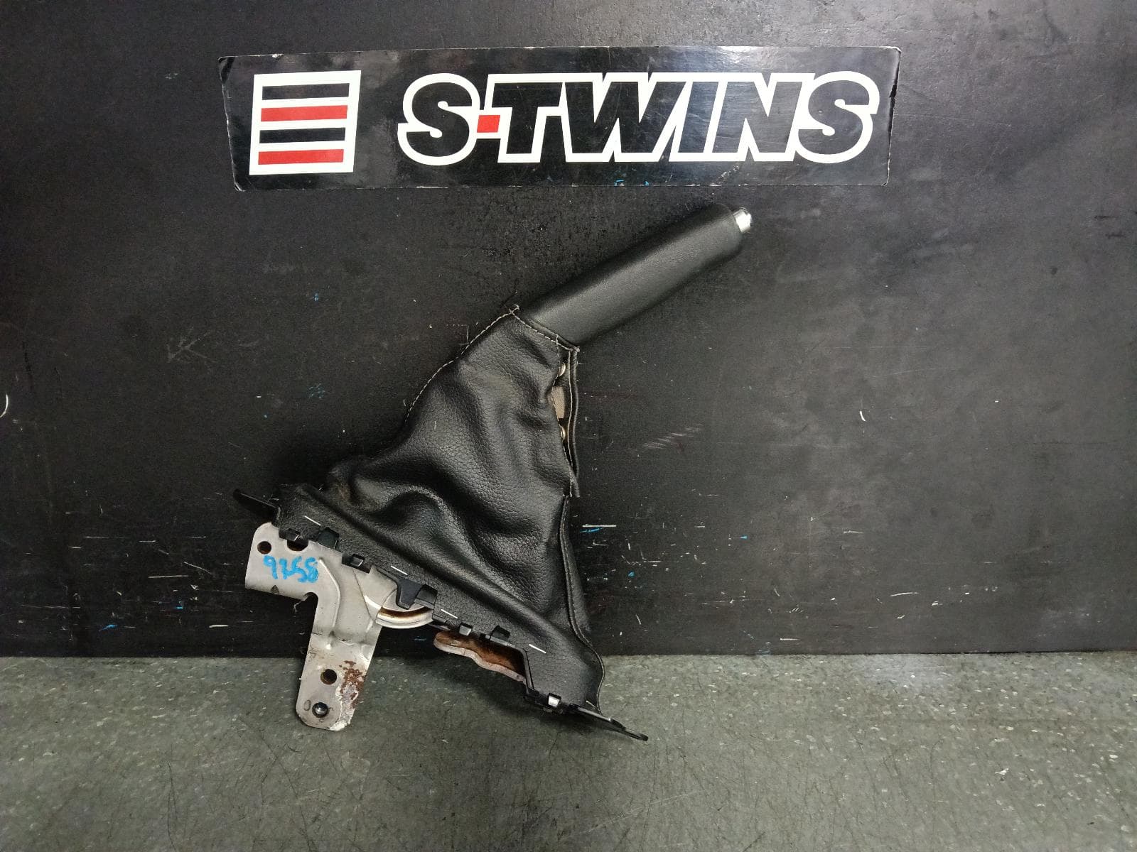 Used auto part listing image: 2018 NISSAN NAVARA HANDBRAKE LEVER W/ LEATHER HANDLE TYPE, BLACK, NP300, 04/15- 0000395142