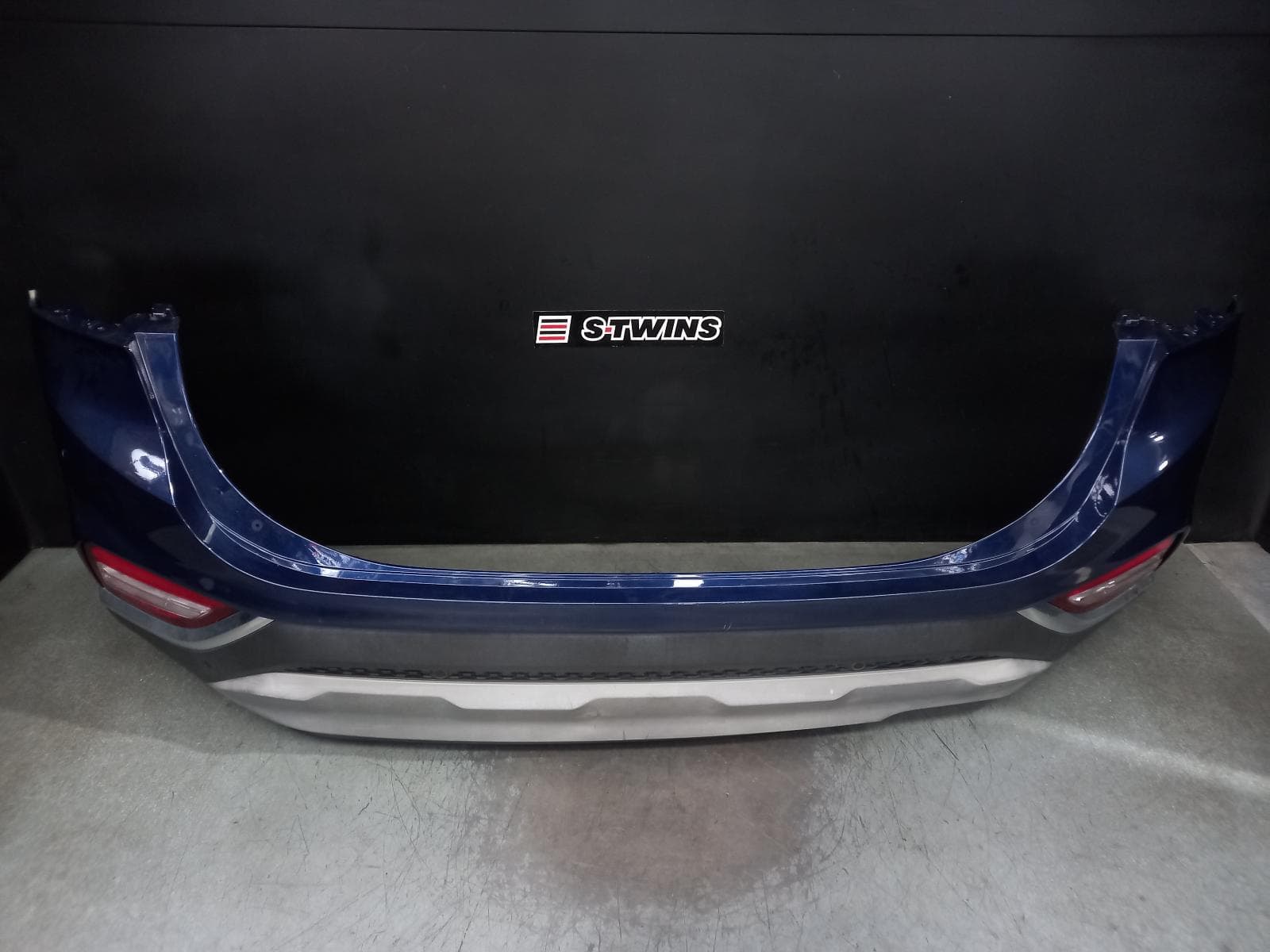 Used auto part listing image: 2018 HYUNDAI SANTA FE REAR BUMPER TM, HIGHLANDER, W/ PARK SENSOR TYPE (6 SENSORS), 03/18-09/20 0000372644