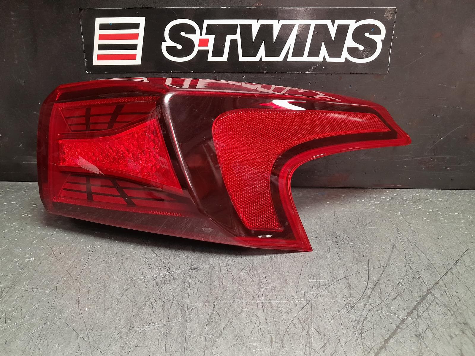Used auto part listing image: 2018 HYUNDAI SANTA FE RIGHT TAILLIGHT TM, IN BODY, HIGHLANDER, LED TYPE, 03/18-09/20 0000372646