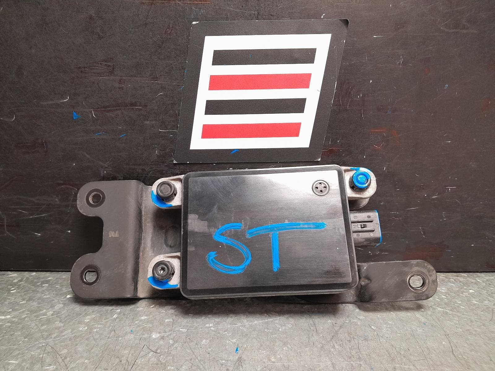 Used auto part listing image: 2018 HYUNDAI SANTA FE REVERSE CAMERA FRONT RADAR SENSOR, DM, 08/12-03/18 0000372648