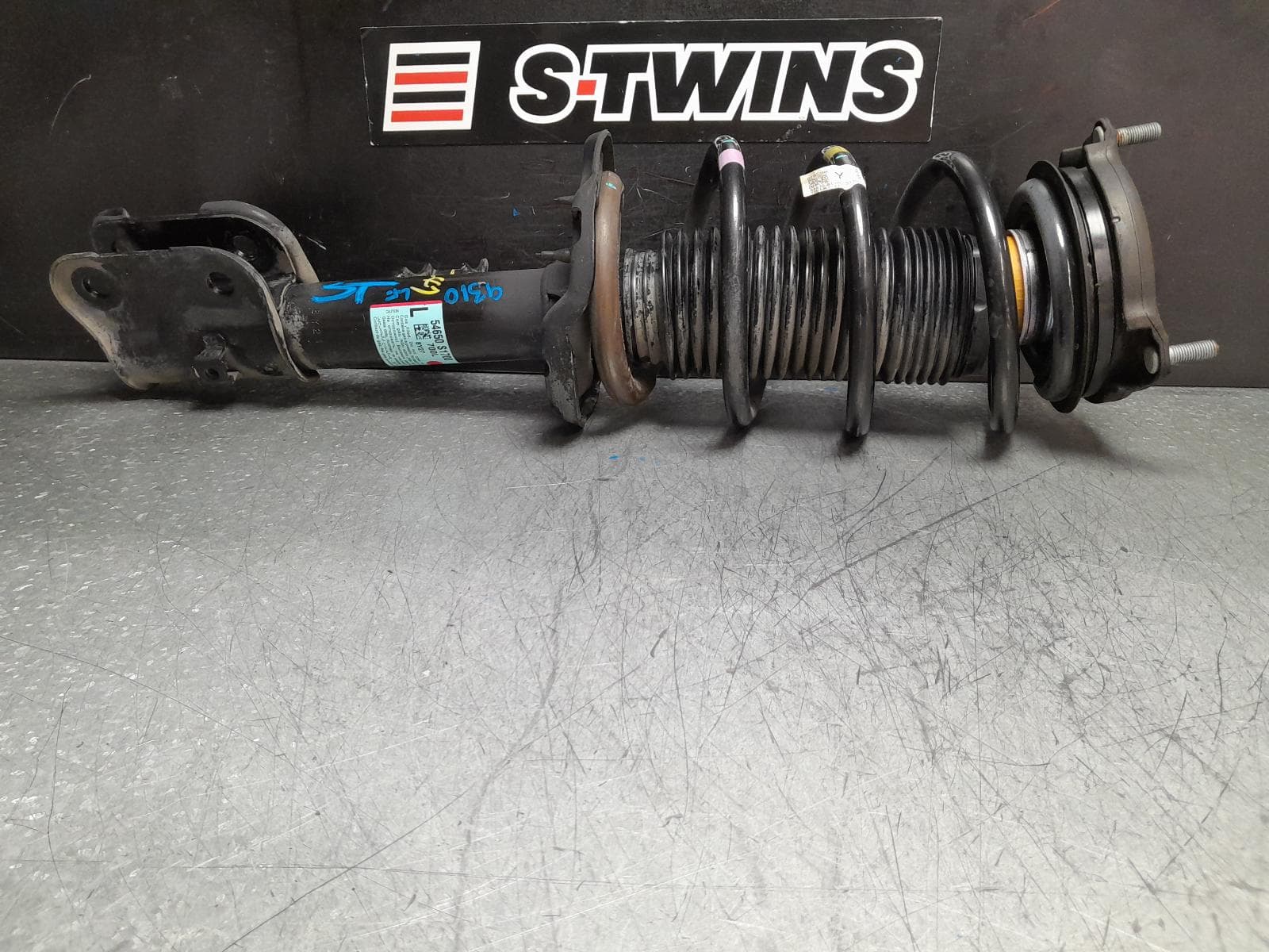 Used auto part listing image: 2018 HYUNDAI SANTA FE LEFT FRONT STRUT DIESEL, 2.2, D4HB, TURBO, TM, 03/18-12/20 0000372650