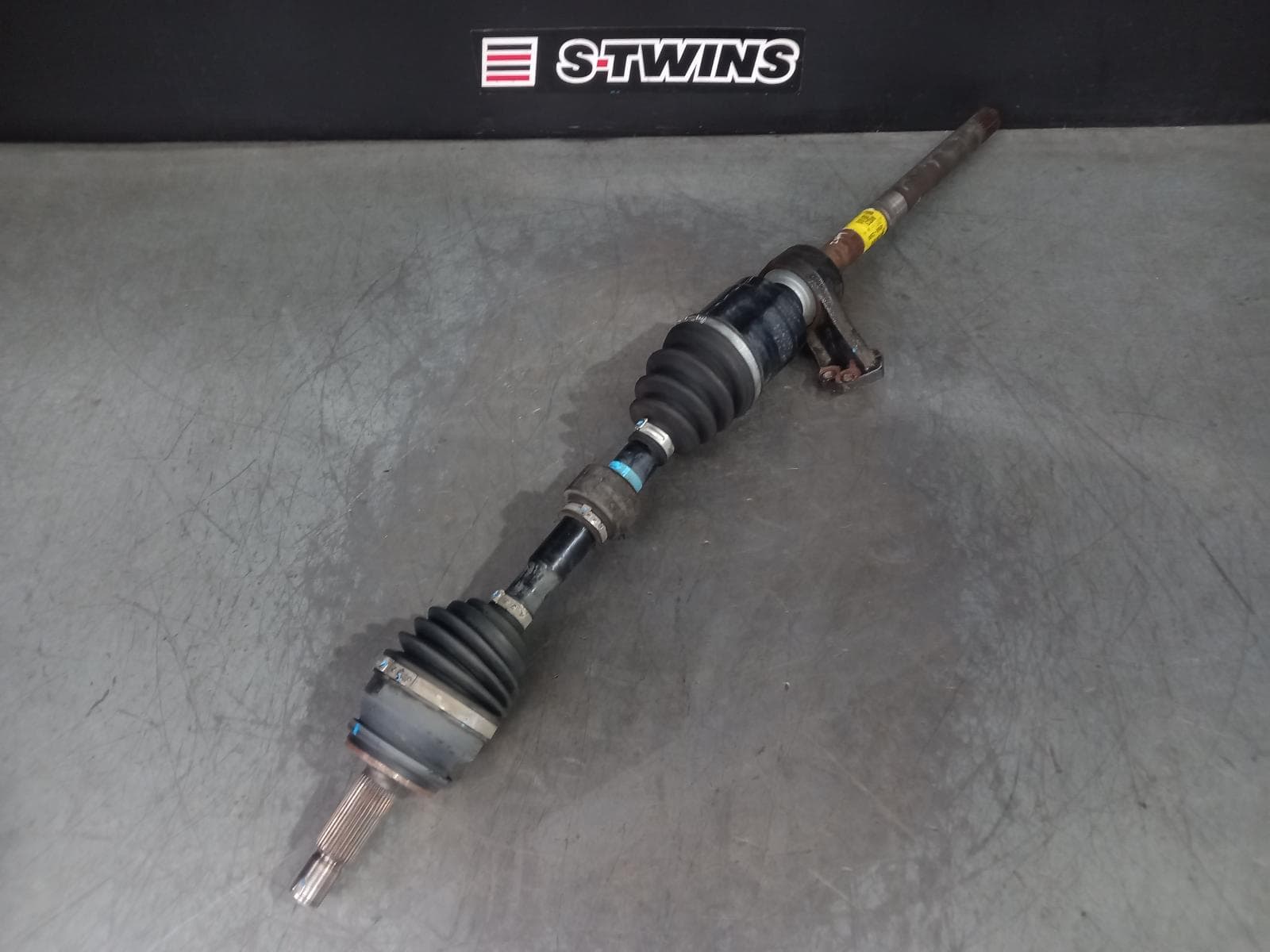 Used auto part listing image: 2018 HYUNDAI SANTA FE RIGHT DRIVESHAFT FRONT, AUTO T/M, DIESEL, 2.2, TM, 03/18-10/23 0000372651