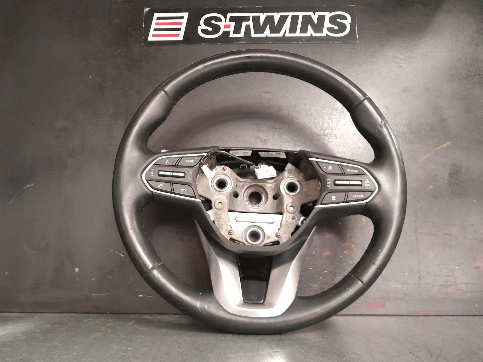 Used auto part listing image: 2018 HYUNDAI SANTA FE STEERING WHEEL TM, W/ PADDLE SHIFT TYPE, 03/18-09/20 0000372655