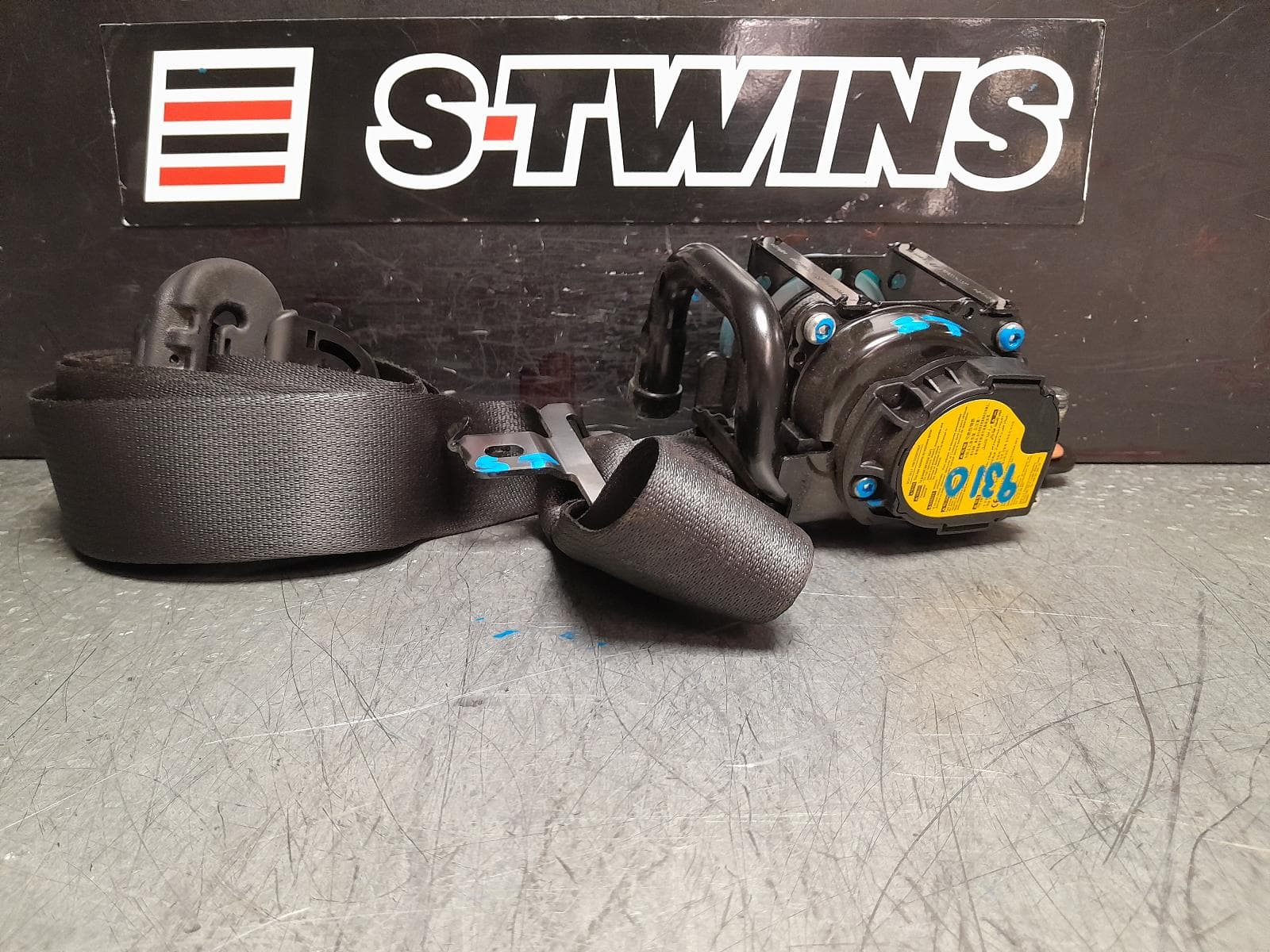 Used auto part listing image: 2018 HYUNDAI SANTA FE SEAT BELT STALK RH REAR 2ND ROW, SEAT BELT ONLY, TM, 03/18-10/23 0000372658