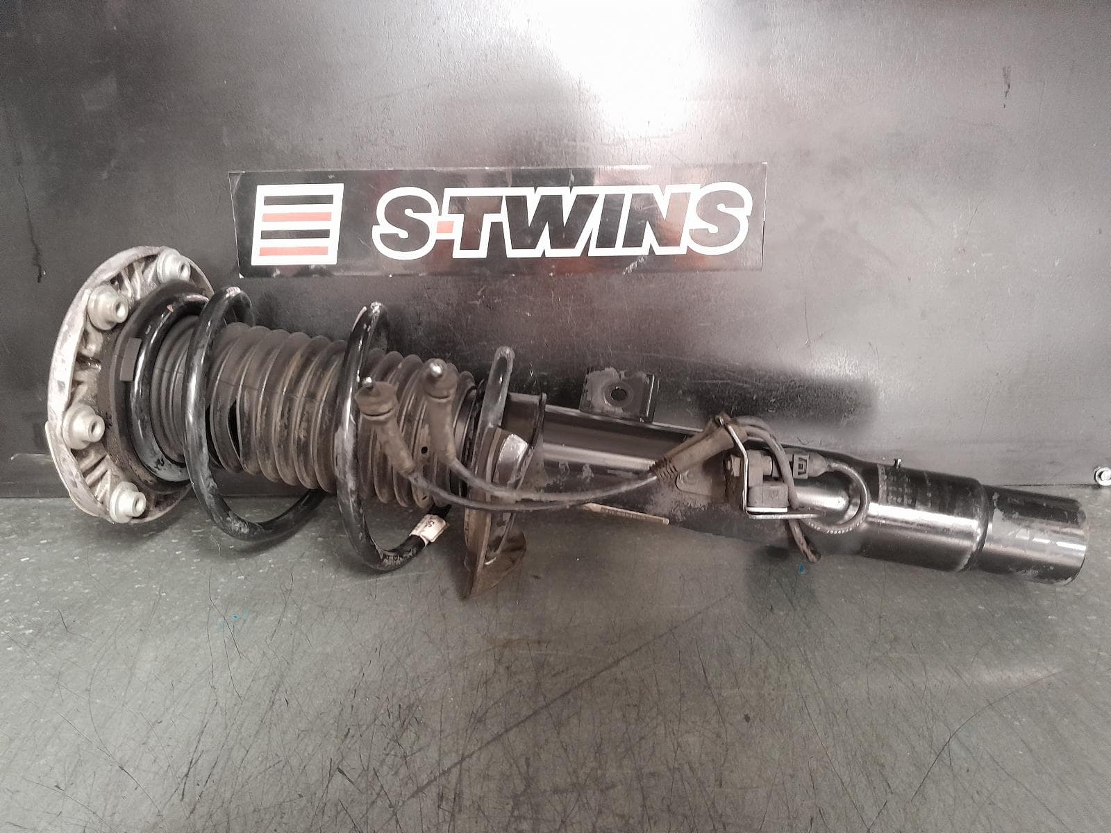 Used auto part listing image: 2016 BMW 3 SERIES RIGHT FRONT STRUT F34, GRAN TURISMO, W/ ADAPTIVE TYPE, 06/13-12/19 0000365779