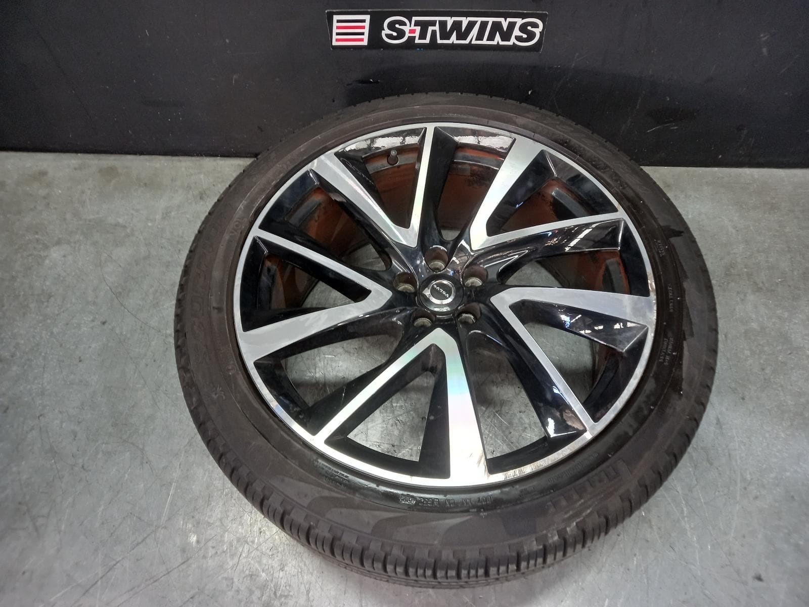 Used auto part listing image: 2019 VOLVO XC90 WHEEL MAG FACTORY, 20X9IN, 5 MULTI SPOKE, SILVER/BLACK, Mk2, 04/15-08/22 0000393088