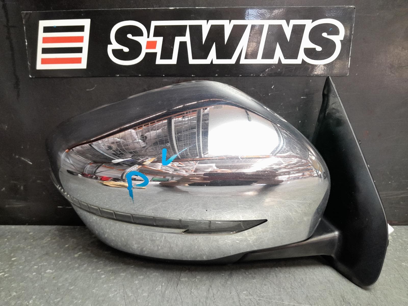 Used auto part listing image: 2018 NISSAN NAVARA RIGHT DOOR MIRROR NP300, ST-X, CHROME, POWER FOLDING, HEATED, W/ INDICATOR, W/ CAMERA TYPE, 11/17-11/20 0000373007