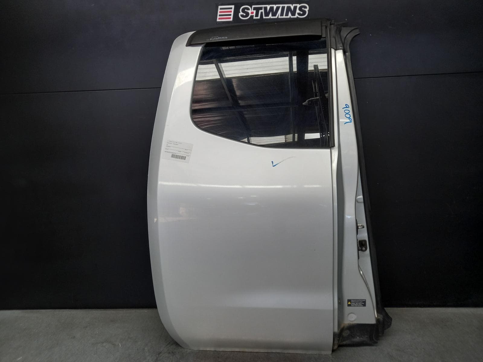 Used auto part listing image: 2018 NISSAN NAVARA RIGHT REAR DOOR SLIDING NP300, KING CAB, 04/15- 0000373008