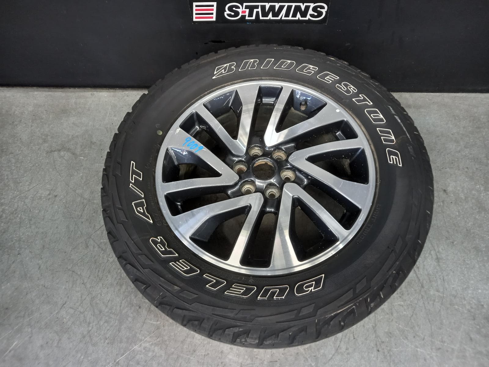 Used auto part listing image: 2018 NISSAN NAVARA WHEEL MAG NP300, FACTORY, 18X7IN, 6 SPOKE, BICOLOUR, 04/18- 0000373011