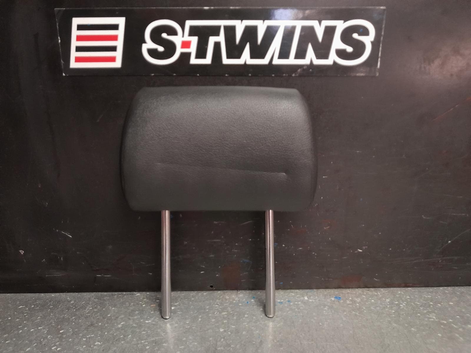 Used auto part listing image: 2018 NISSAN NAVARA HEADREST LH REAR, LEATHER, NP300, NON WARRIOR TYPE, 04/15- 0000373013