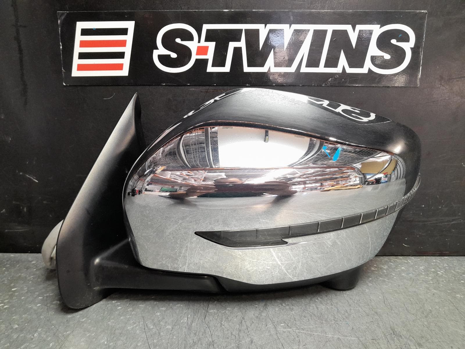 Used auto part listing image: 2018 NISSAN NAVARA LEFT DOOR MIRROR NP300, ST-X, CHROME, POWER FOLDING, HEATED, W/ INDICATOR, W/ CAMERA TYPE, 11/17-11/20 0000373016