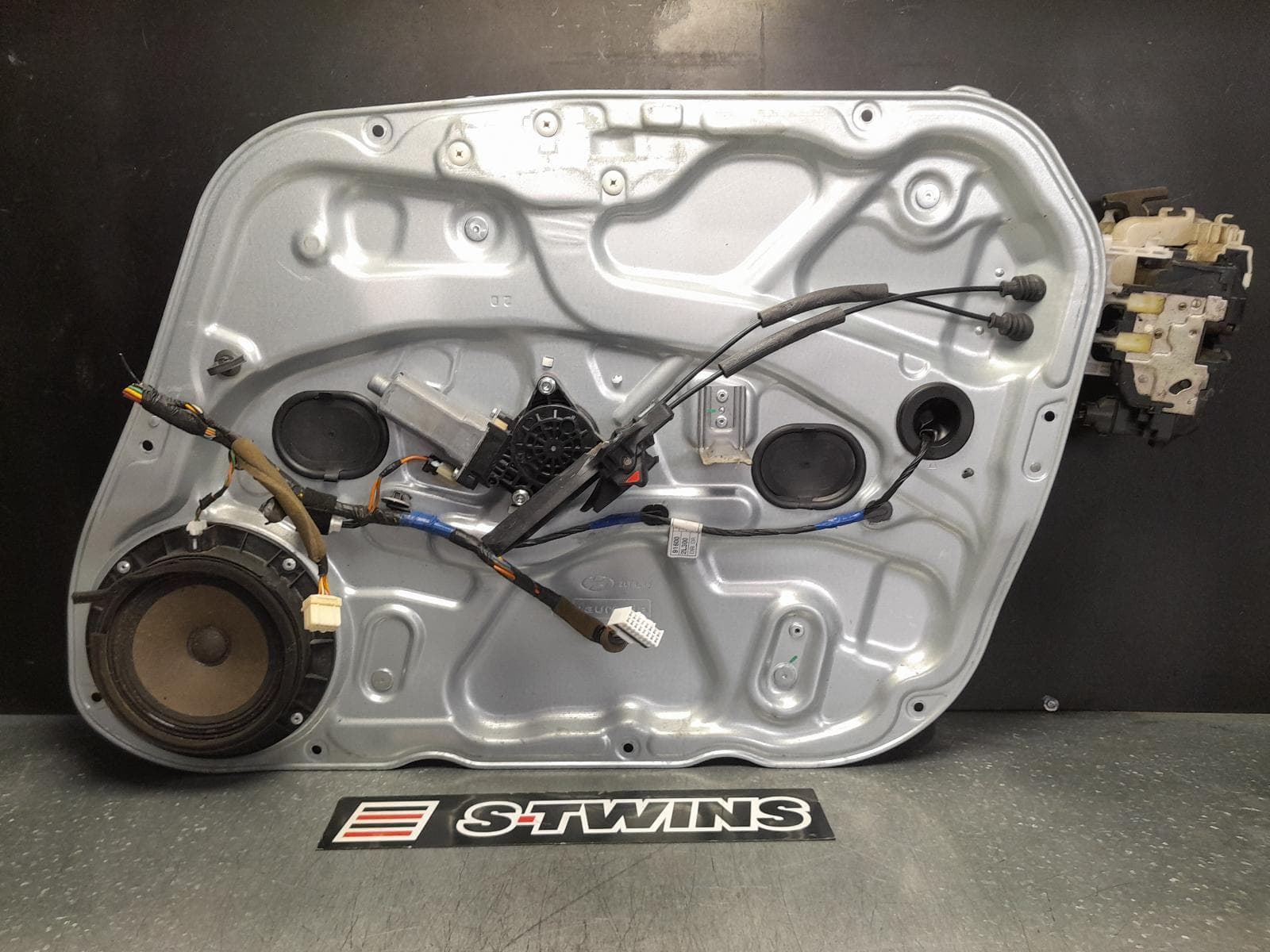 Used auto part listing image: 2015 HYUNDAI I30 RIGHT FRONT WINDOW REG MOTOR GD, WAGON, DOOR REG ASSY (REG AND MOTOR), NON SMART KEY TYPE (MOTOR-2 PIN), 02/12-02/17 0000350872