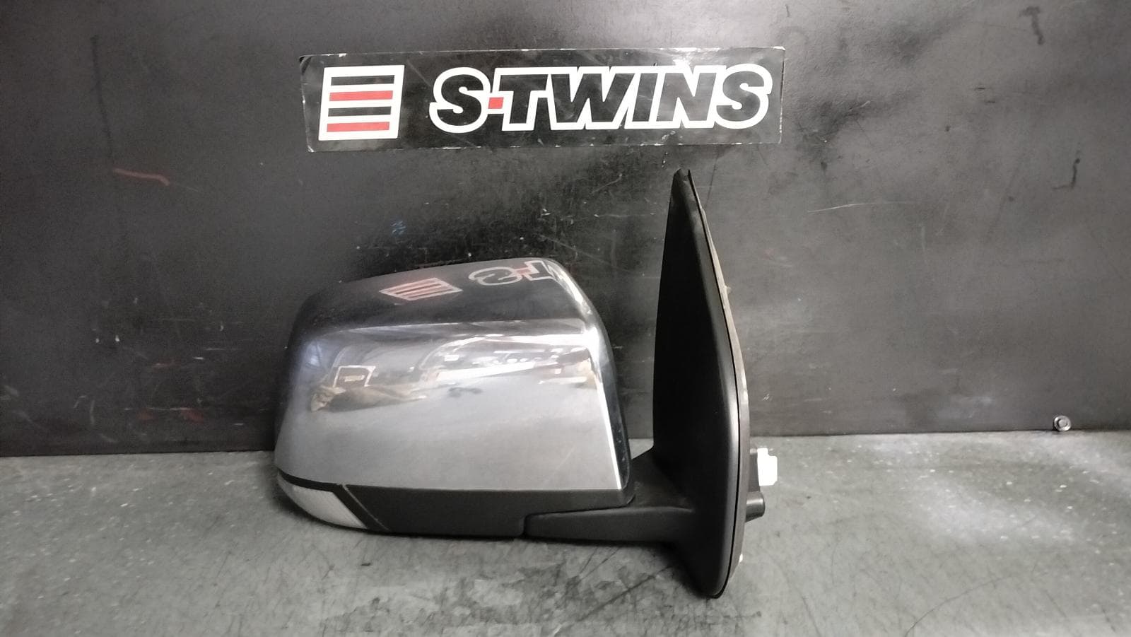 Used auto part listing image: 2019 HOLDEN COLORADO RIGHT DOOR MIRROR RG, POWER FOLDING, 9 PIN, CHROME, 07/16-12/20 0000385270