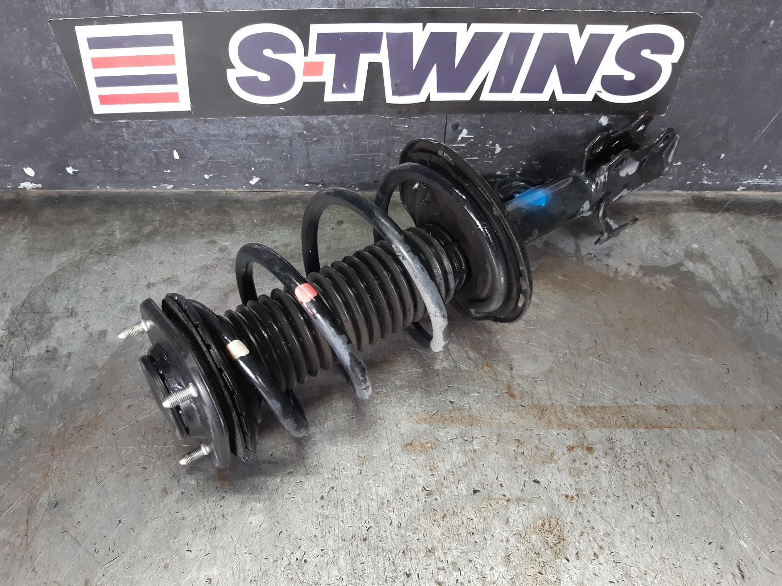 Used auto part listing image: 2014 LEXUS NX RIGHT FRONT STRUT AGZ/AYZ#, LUXURY, HYBRID TYPE, 02/14-12/21 0000350957