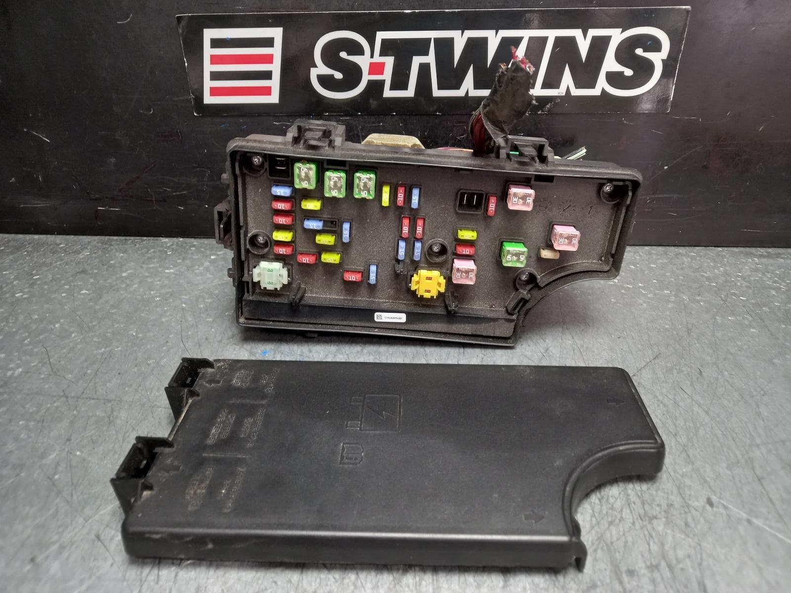 Used auto part listing image: 2013 JEEP PATRIOT FUSE BOX ENGINE BAY, PETROL, MK, 08/07-12/16 0000373401