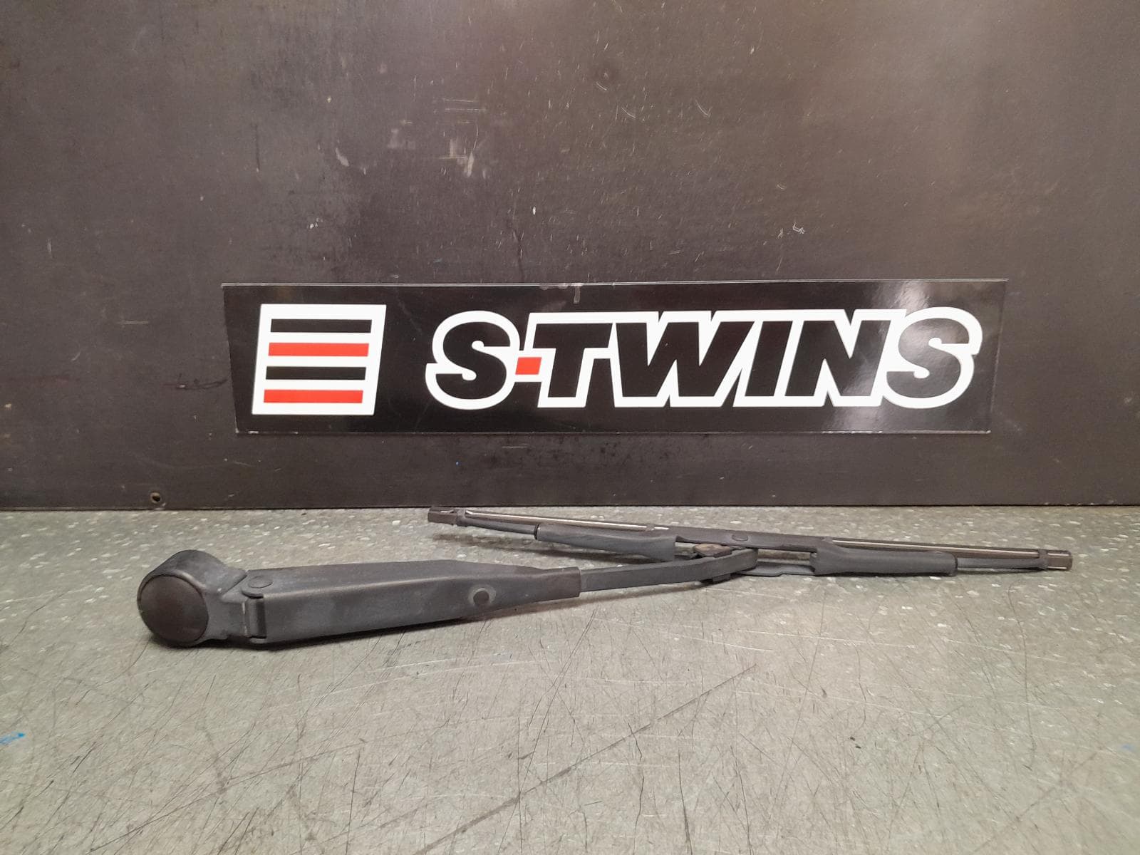 Used auto part listing image: 2012 JEEP COMPASS WIPER ARM MK, TAILGATE, 01/12-12/16 0000356541