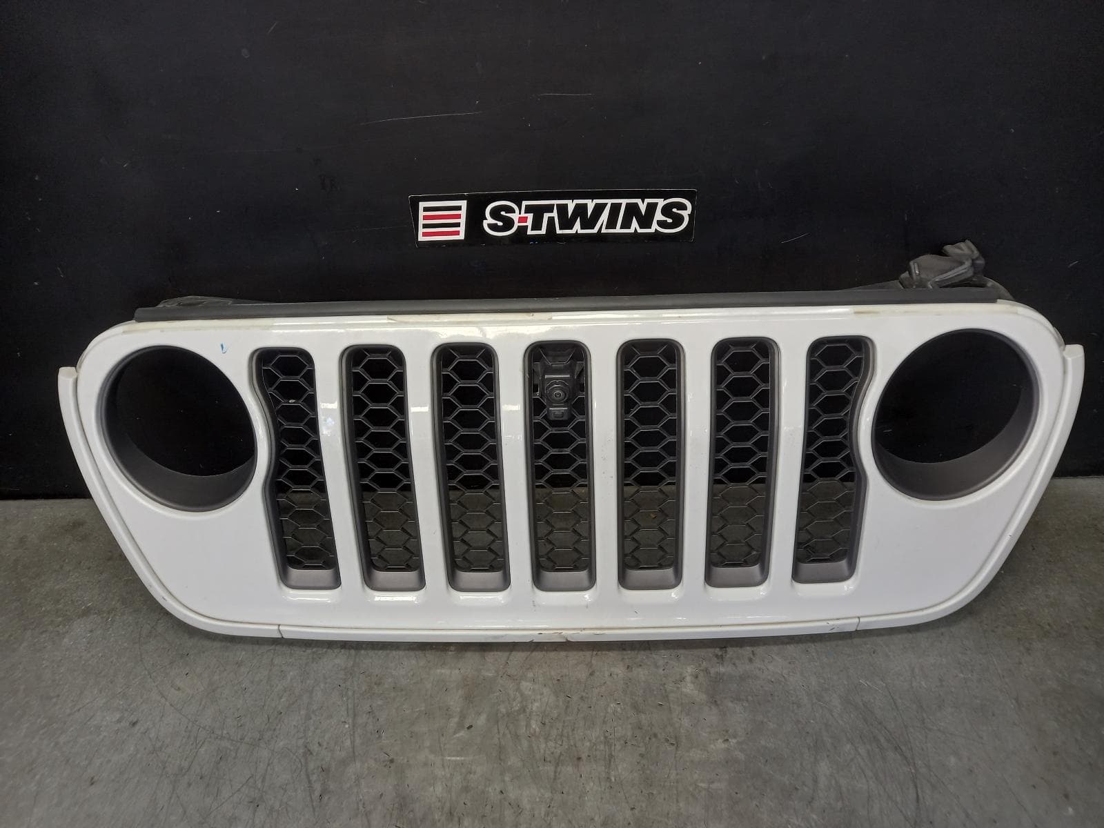 Used auto part listing image: 2022 JEEP WRANGLER GRILLE RADIATOR GRILLE, 80TH ANNIVERSARY, JL, 04/21-04/22 0000392175