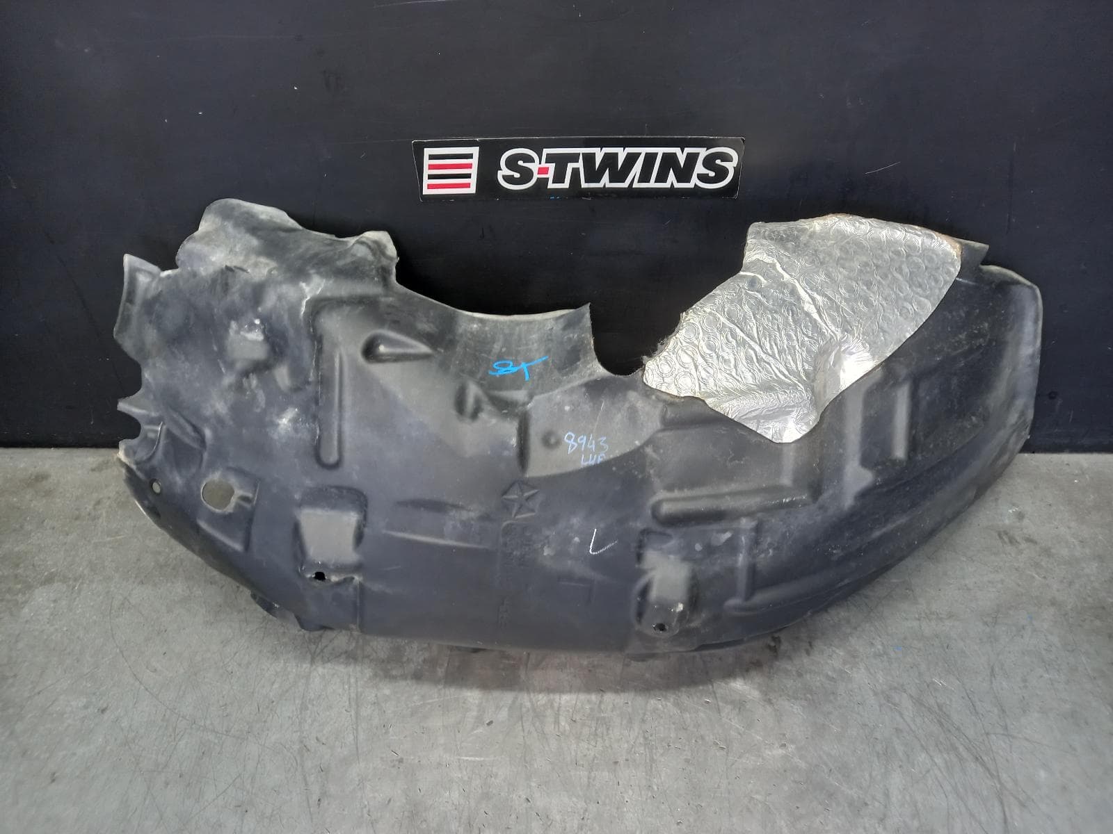 Used auto part listing image: 2022 JEEP WRANGLER LEFT GUARD LINER JL, 08/18- 0000392179