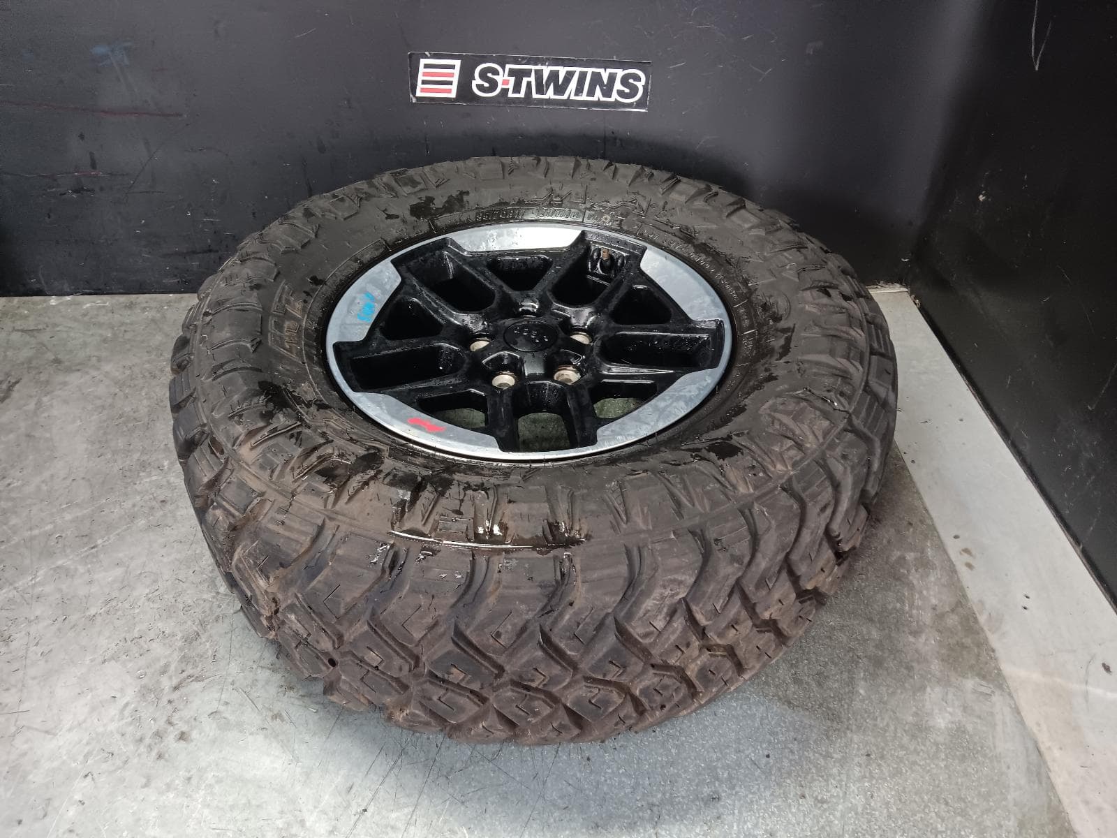 Used auto part listing image: 2022 JEEP WRANGLER WHEEL MAG FACTORY, 17X7.5IN, 5 Y SPOKE, BI-COLOUR, JL, 08/18-12/23 0000410894