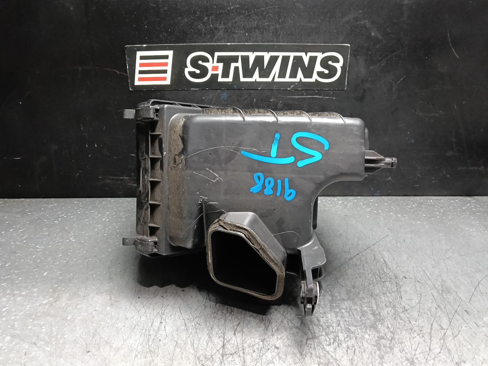 Used auto part listing image: 2019 NISSAN PATHFINDER AIR CLEANER BOX AIR CLEANER, R52, 3.5, PETROL, 06/13-04/21 0000386755