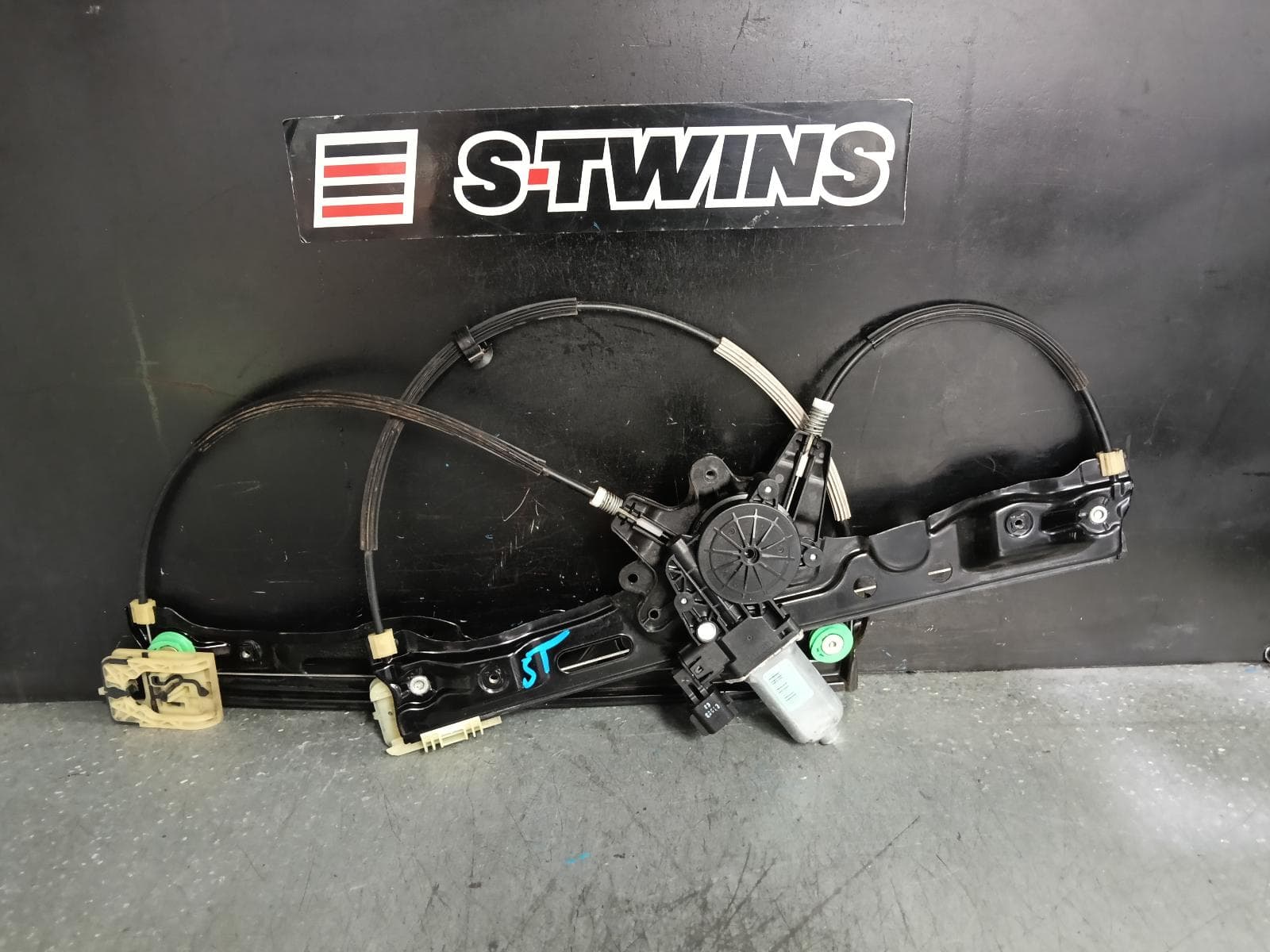 Used auto part listing image: 2019 MAZDA BT50 RIGHT FRONT WINDOW REG MOTOR DOOR REG ASSY (REG AND MOTOR), 6 PIN, UP-UR, 10/11-06/20 0000386209