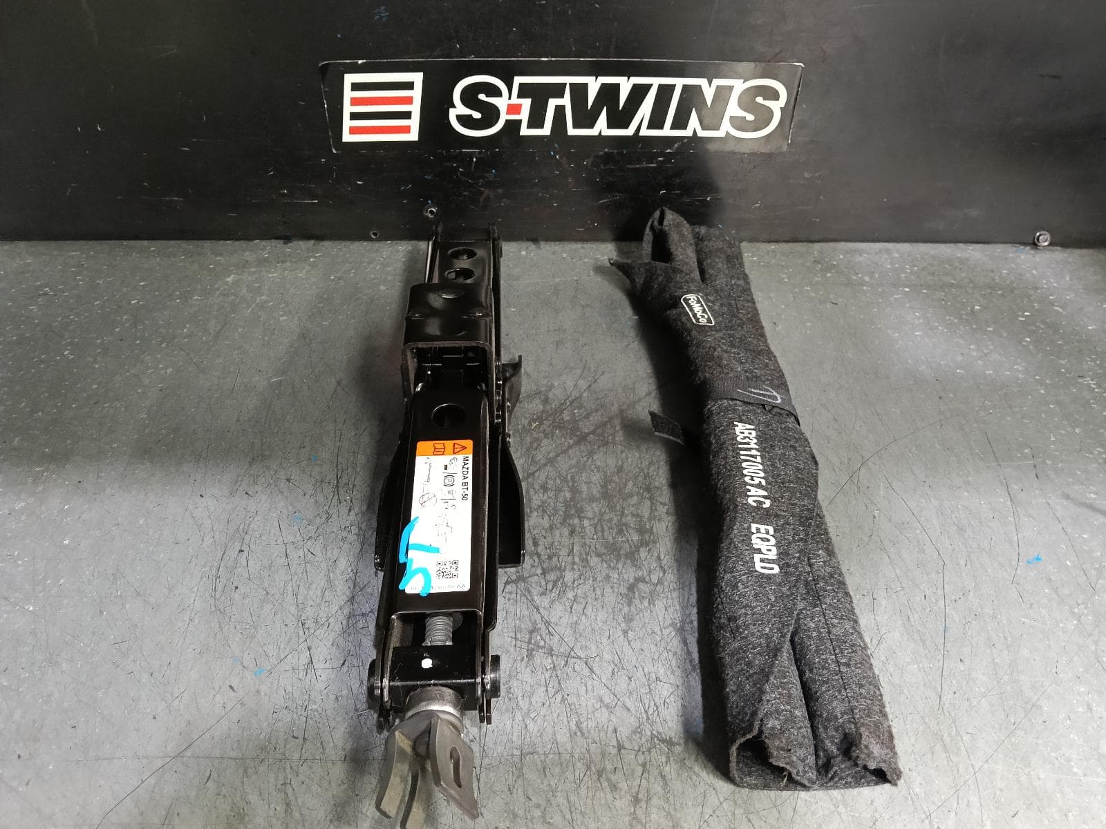 Used auto part listing image: 2019 MAZDA BT50 JACK TOOL KIT UP-UR, 10/11-06/20 0000386201