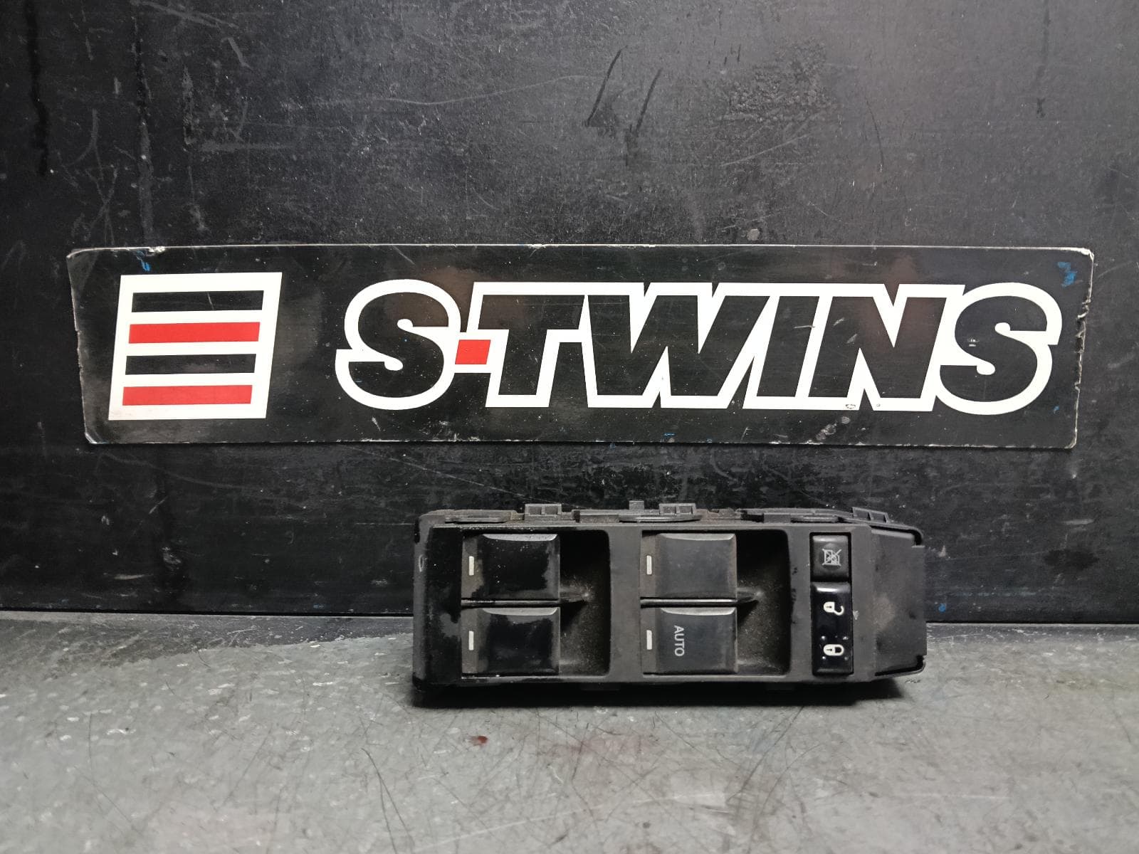 Used auto part listing image: 2013 JEEP COMPASS PWR DR WIND SWITCH RH FRONT (MASTER SWITCH), MK, 07/11-12/16 0000411193
