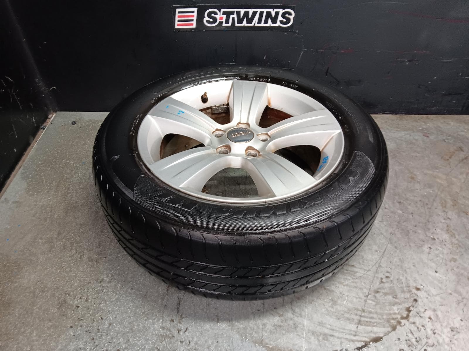 Used auto part listing image: 2013 JEEP COMPASS WHEEL MAG FACTORY, 17X6.5IN, SPORT, MK, 07/11-12/16 0000411196