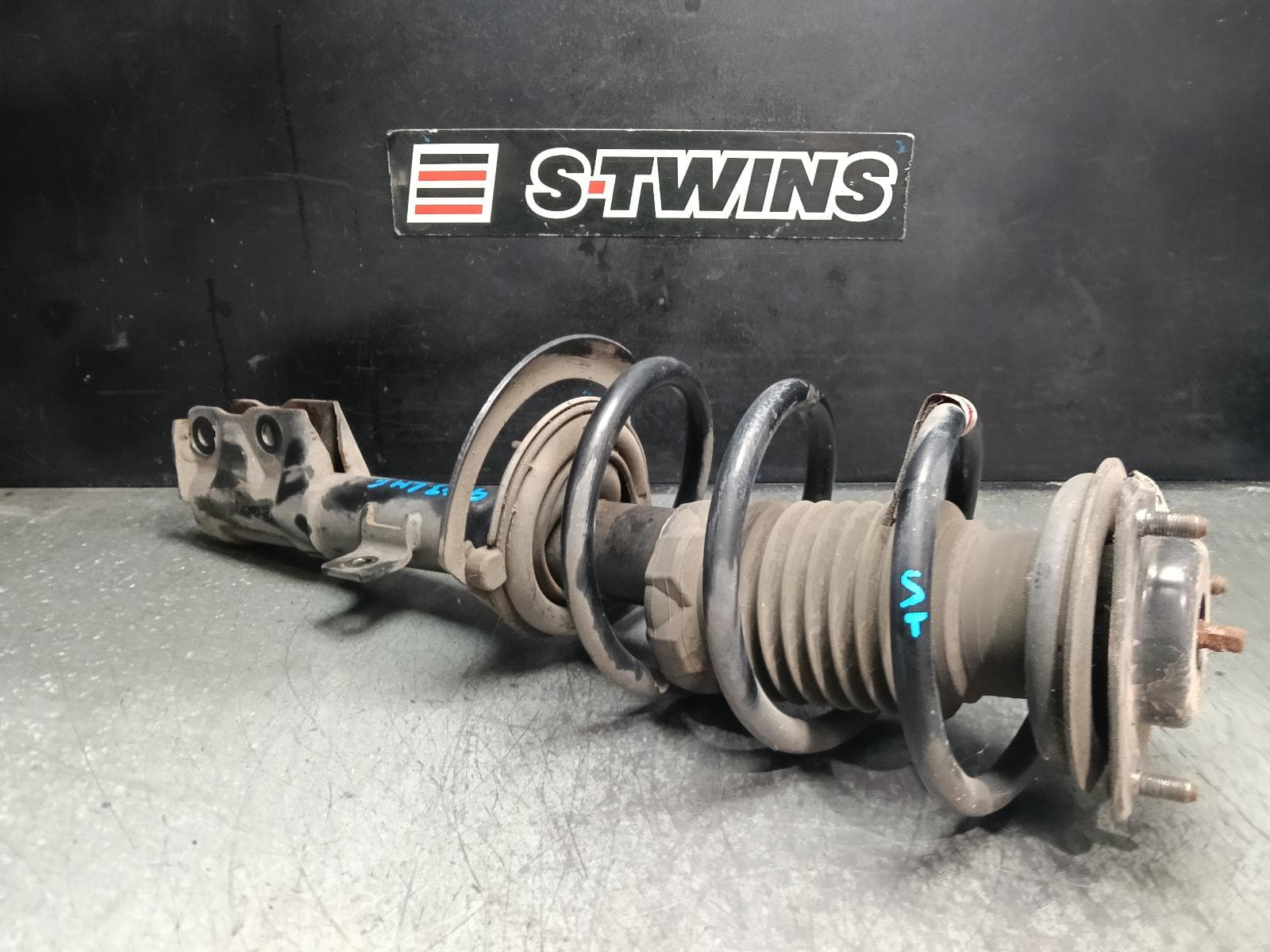 Used auto part listing image: 2013 JEEP COMPASS LEFT FRONT STRUT MK, 07/11-12/16 0000411197