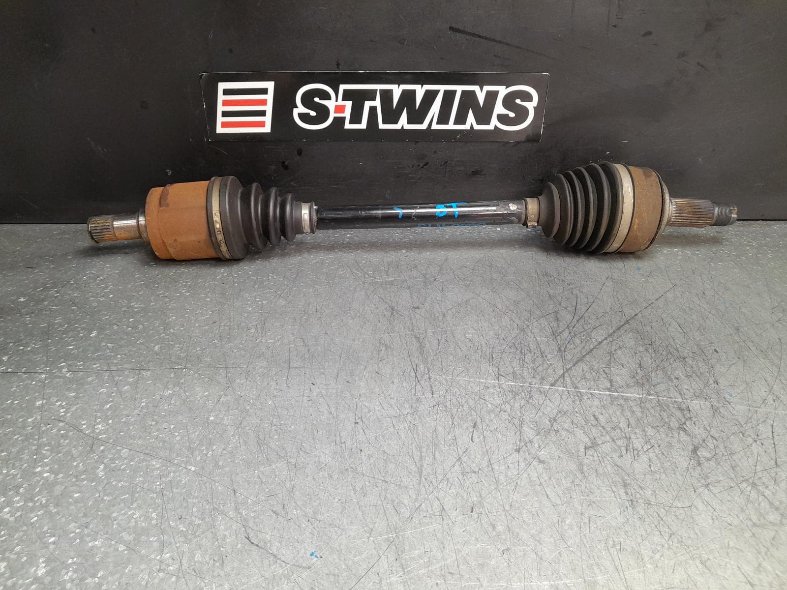 Used auto part listing image: 2013 HONDA CRV LEFT DRIVESHAFT FRONT, AUTO T/M, 2.4, PETROL, RM, 11/12-04/17 0000375240