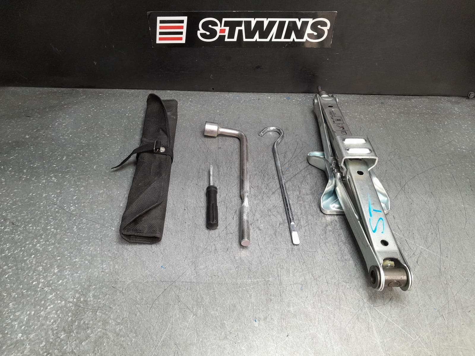 Used auto part listing image: 2013 HONDA CRV JACK TOOL KIT RM, 11/12-04/17 0000375245
