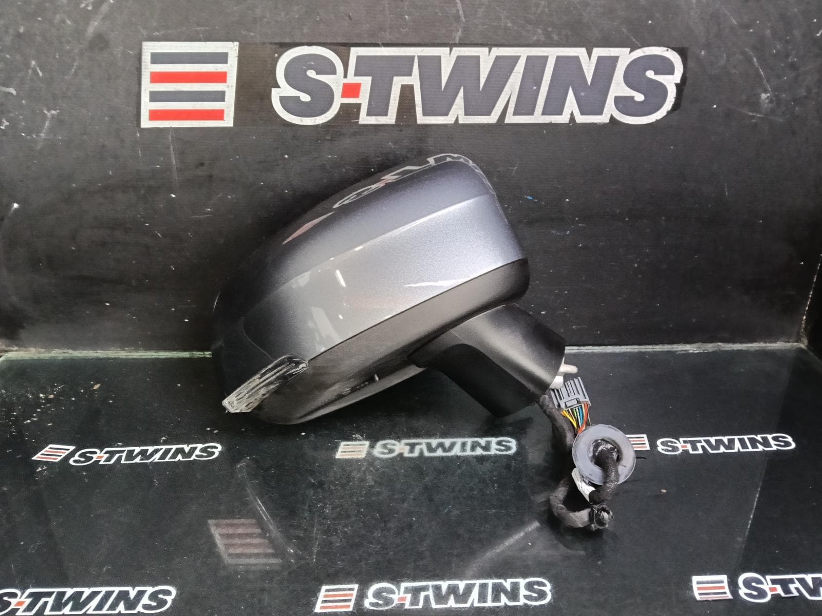 Used auto part listing image: 2015 VOLVO XC90 RIGHT DOOR MIRROR Mk2, POWER FOLD, W/ BLIND SPOT, NON CAMERA TYPE, COLOUR CODED, 04/15-04/20 0000398585