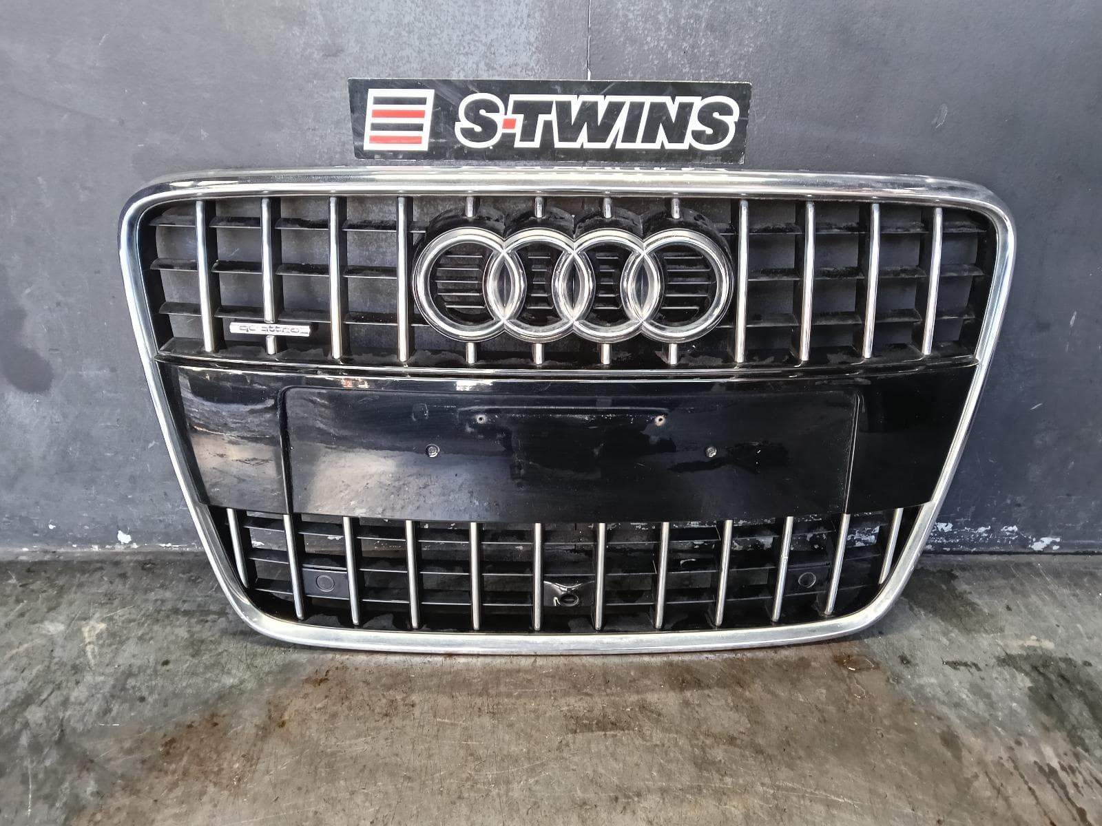 Used auto part listing image: 2013 AUDI Q7 GRILLE RADIATOR GRILLE, 4L, EXCLUDING 6.0 ENG, 10/09-08/15 0000401115