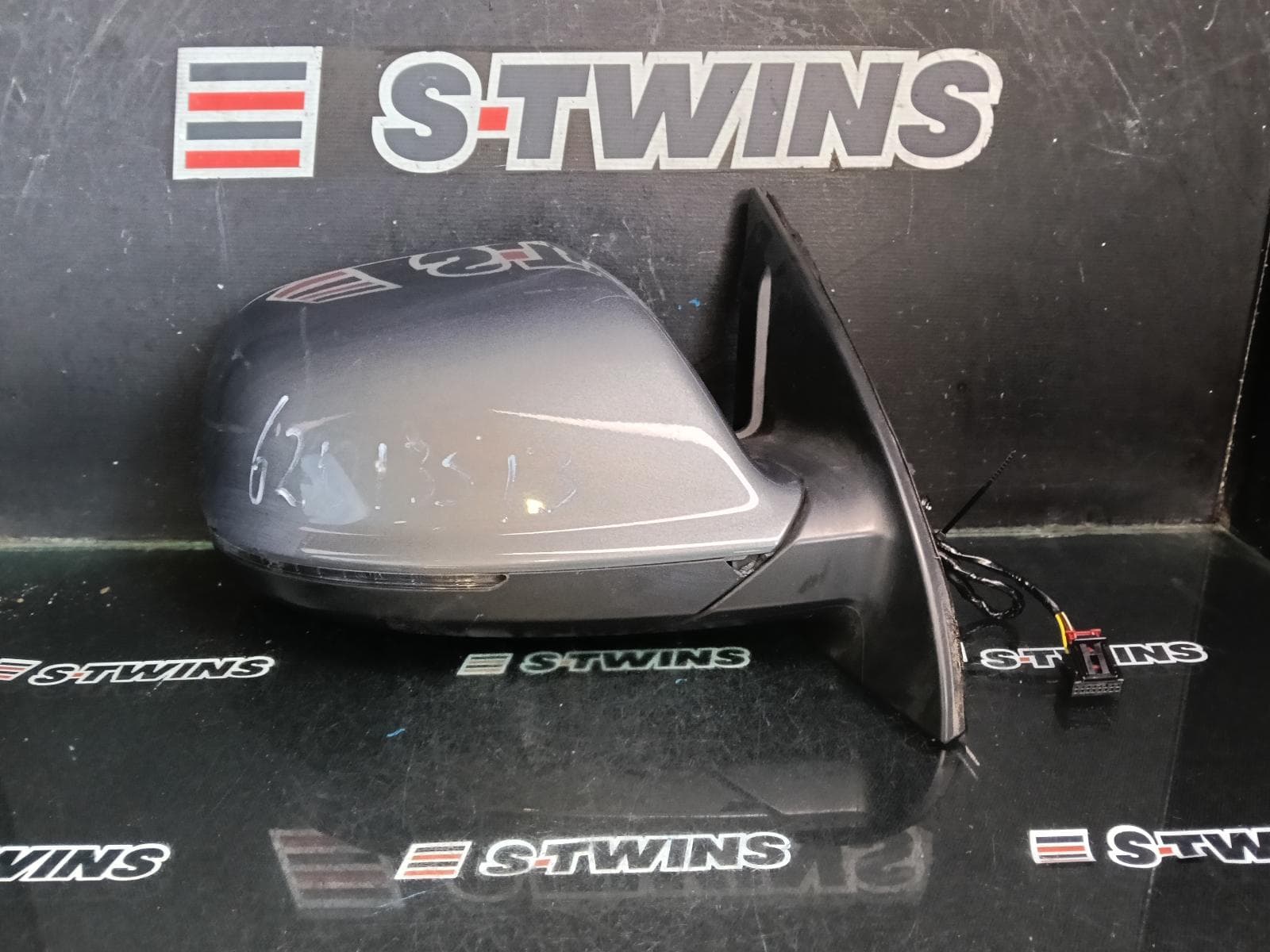 Used auto part listing image: 2013 AUDI Q7 RIGHT DOOR MIRROR 4L, MANUAL FOLD, W/ INDICATOR, NON MEMORY & NO LANE CHANGE ASSIST TYPE, 10/09-08/15 0000401122