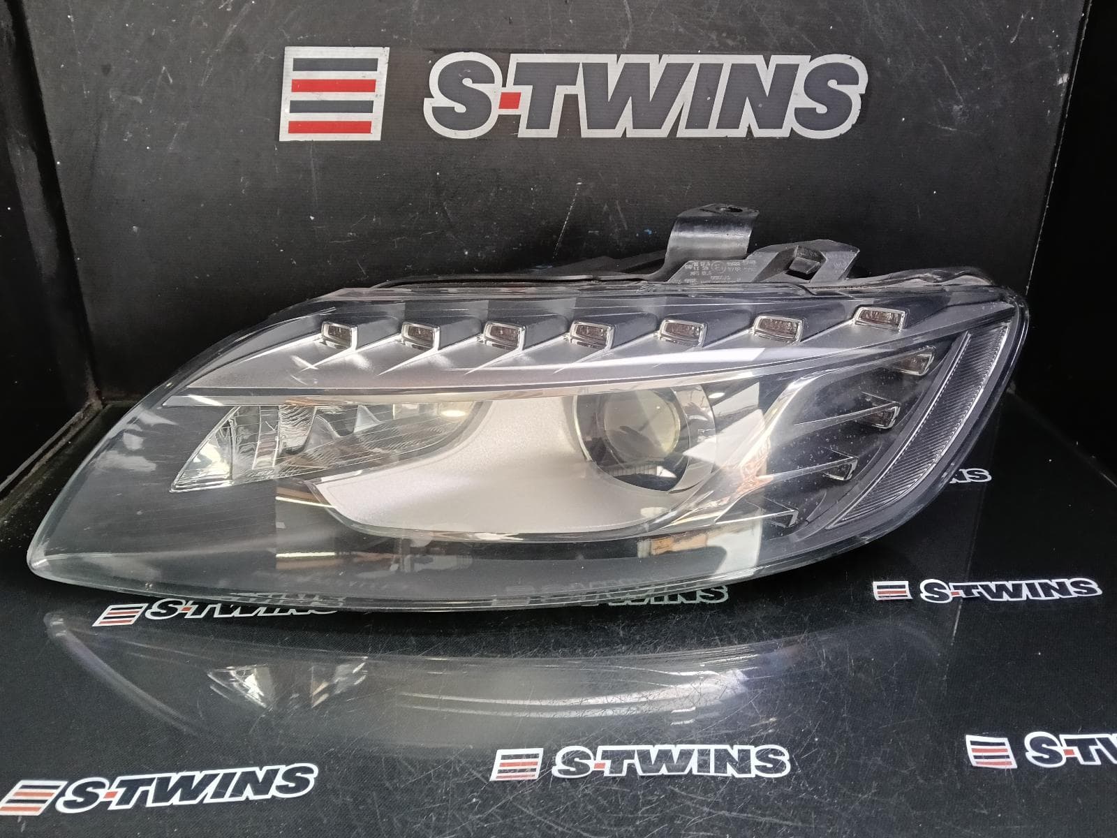 Used auto part listing image: 2013 AUDI Q7 LEFT HEADLAMP 4L, XENON, NON ADAPTIVE TYPE, V6/V8 ENG, 10/09-08/15 0000401117