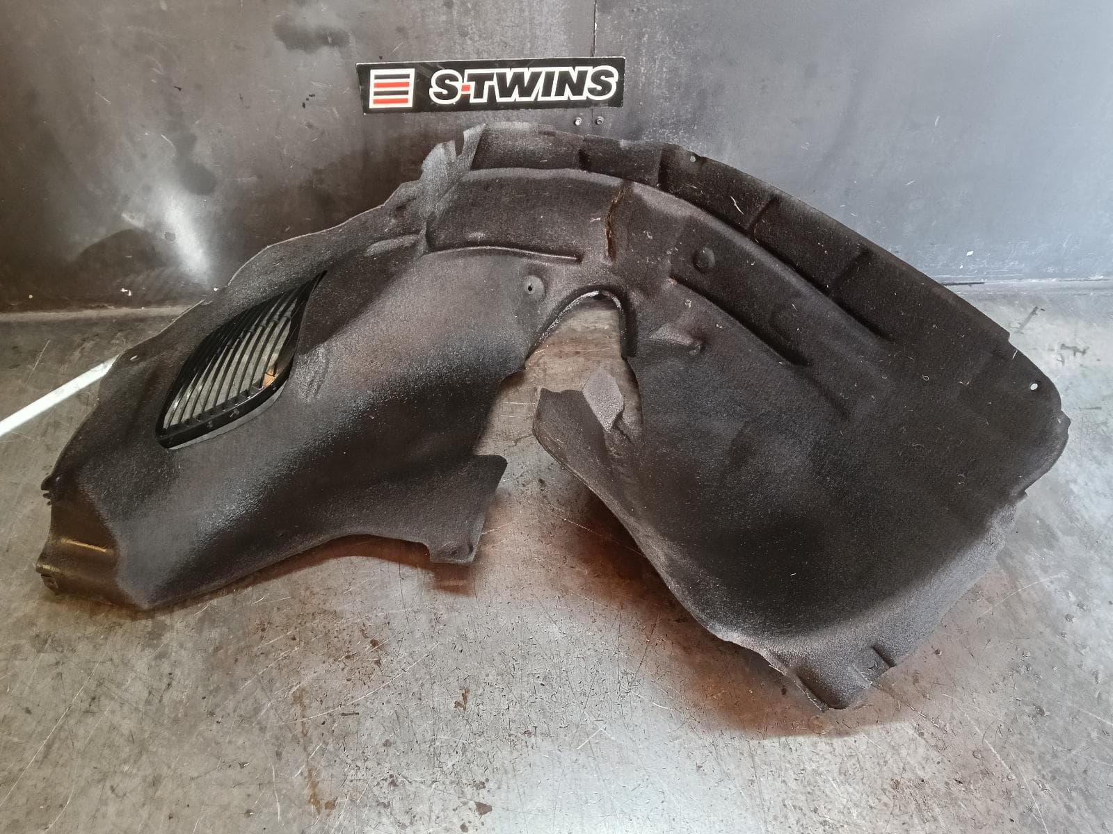 Used auto part listing image: 2013 AUDI Q7 LEFT GUARD LINER 4L, PETROL TYPE, 05/10-08/15 0000401219