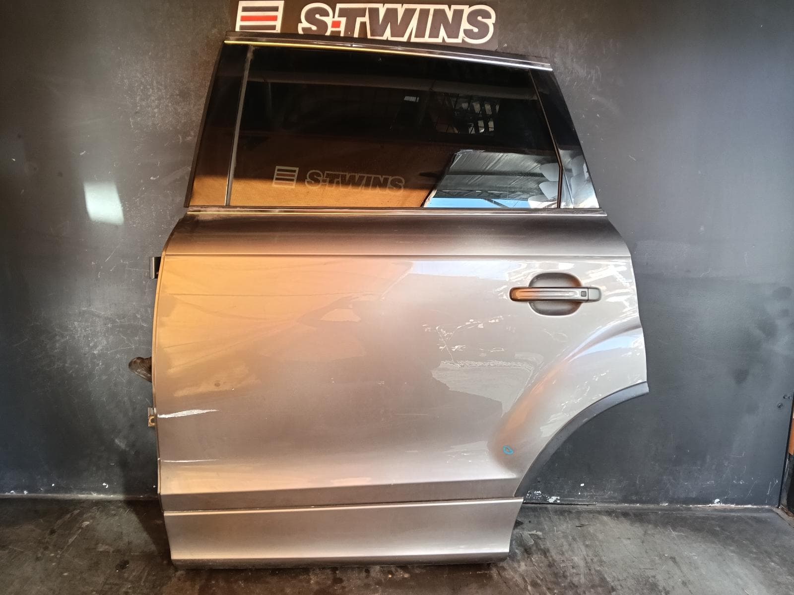 Used auto part listing image: 2013 AUDI Q7 LEFT REAR DOOR SLIDING 4L, 09/06-08/15 0000400916